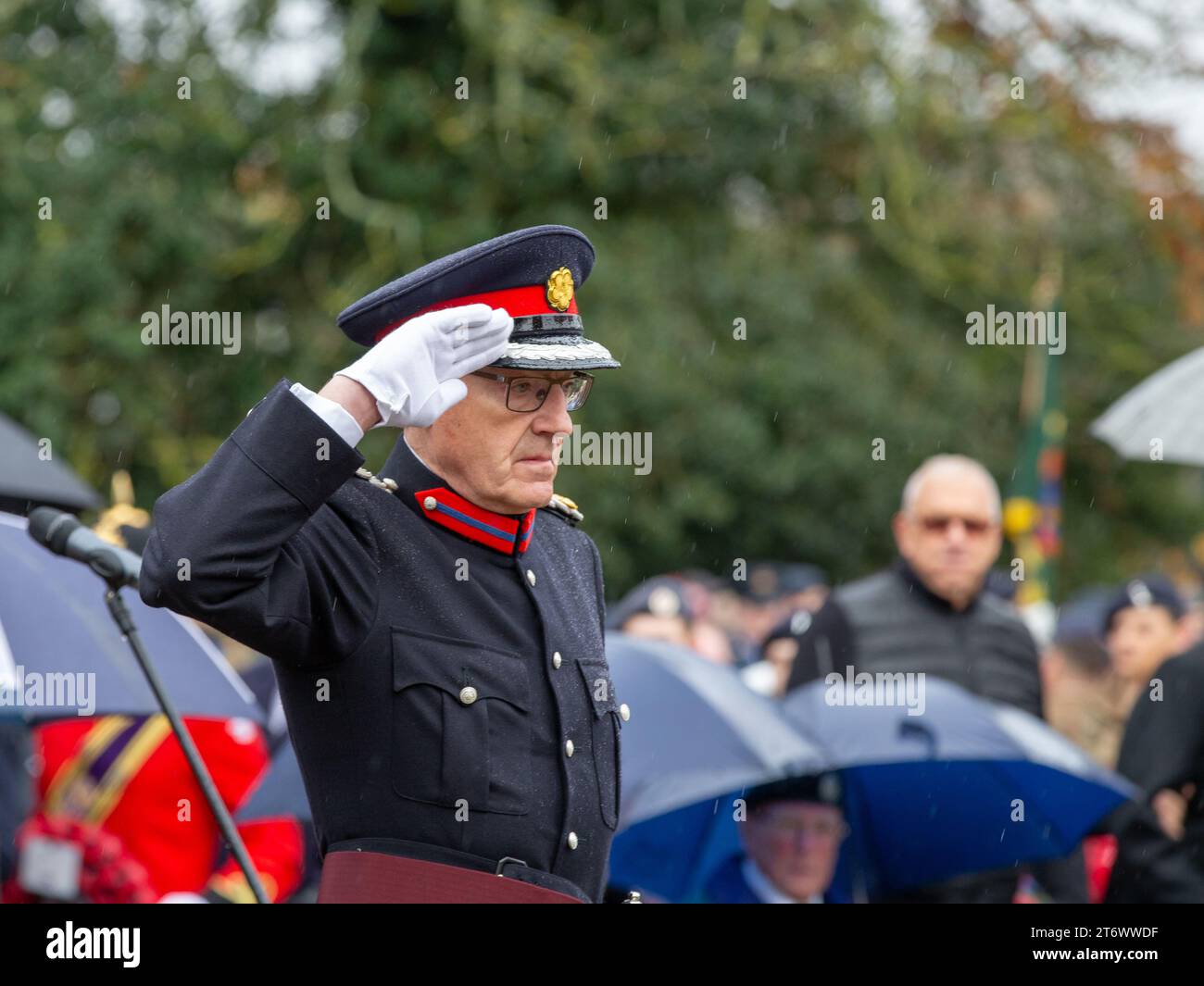 Brentwood, Essex, UK 12. November 2023 Brentwood's Annual Remembrance Day Parade and Service am Kriegsdenkmal an der Kreuzung mit Shenfield Road, wo die Kränze gelegt werden, und zwei Minuten Stille, um unsere Streitkräfte von Vergangenheit und Gegenwart zu unterstützen und an diejenigen zu erinnern, die ihr Leben im Dienst unseres Landes gegeben haben. Credit: Richard Lincoln/Alamy Live News Stockfoto