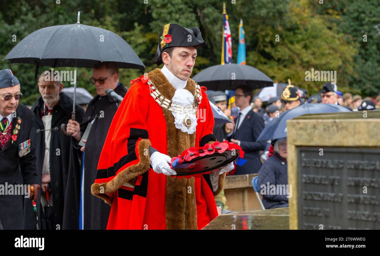 Brentwood, Essex, UK 12. November 2023 Brentwood's Annual Remembrance Day Parade and Service am Kriegsdenkmal an der Kreuzung mit Shenfield Road, wo die Kränze gelegt werden, und zwei Minuten Stille, um unsere Streitkräfte von Vergangenheit und Gegenwart zu unterstützen und an diejenigen zu erinnern, die ihr Leben im Dienst unseres Landes gegeben haben. Credit: Richard Lincoln/Alamy Live News Stockfoto