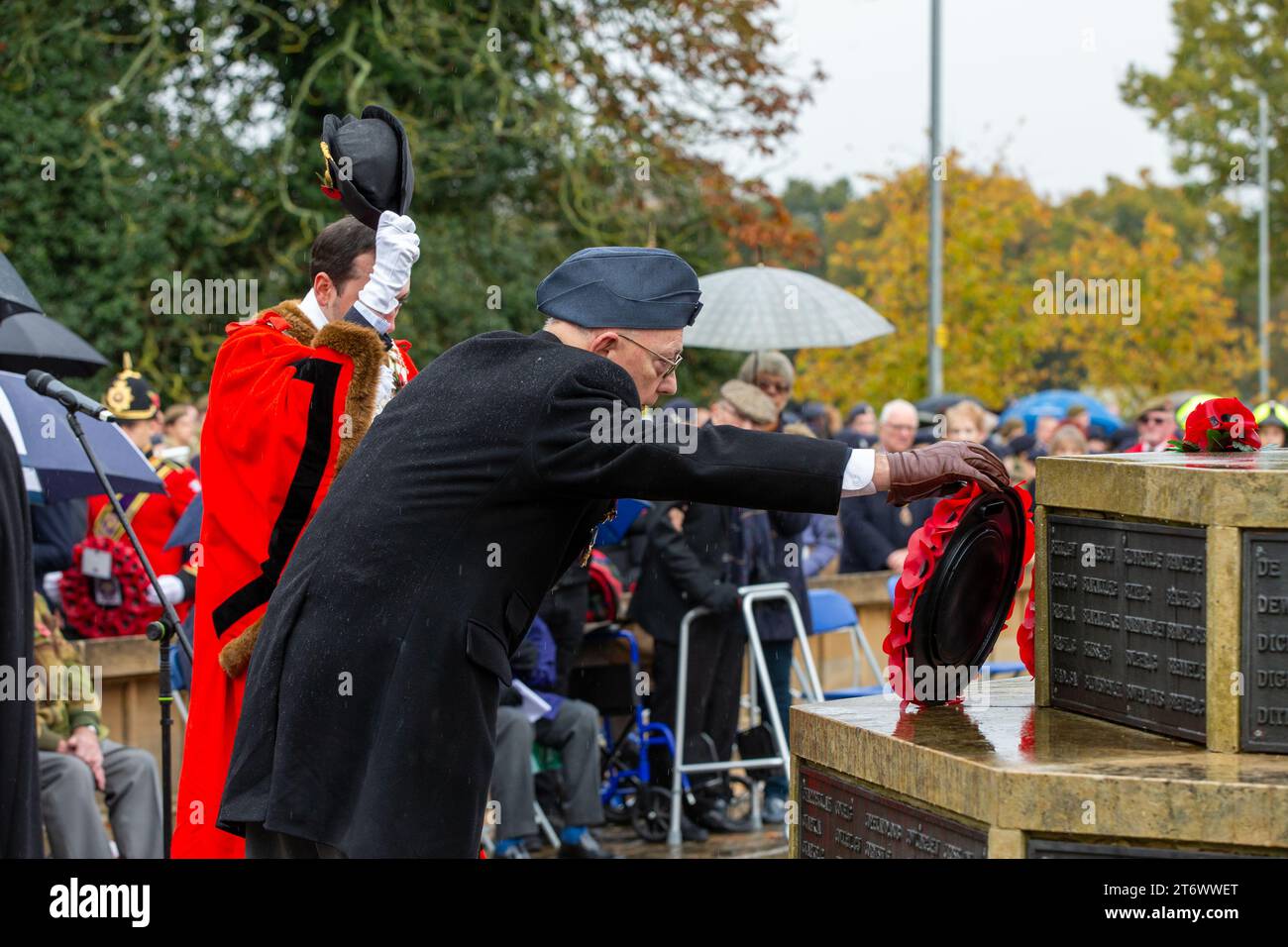 Brentwood, Essex, UK 12. November 2023 Brentwood's Annual Remembrance Day Parade and Service am Kriegsdenkmal an der Kreuzung mit Shenfield Road, wo die Kränze gelegt werden, und zwei Minuten Stille, um unsere Streitkräfte von Vergangenheit und Gegenwart zu unterstützen und an diejenigen zu erinnern, die ihr Leben im Dienst unseres Landes gegeben haben. Credit: Richard Lincoln/Alamy Live News Stockfoto