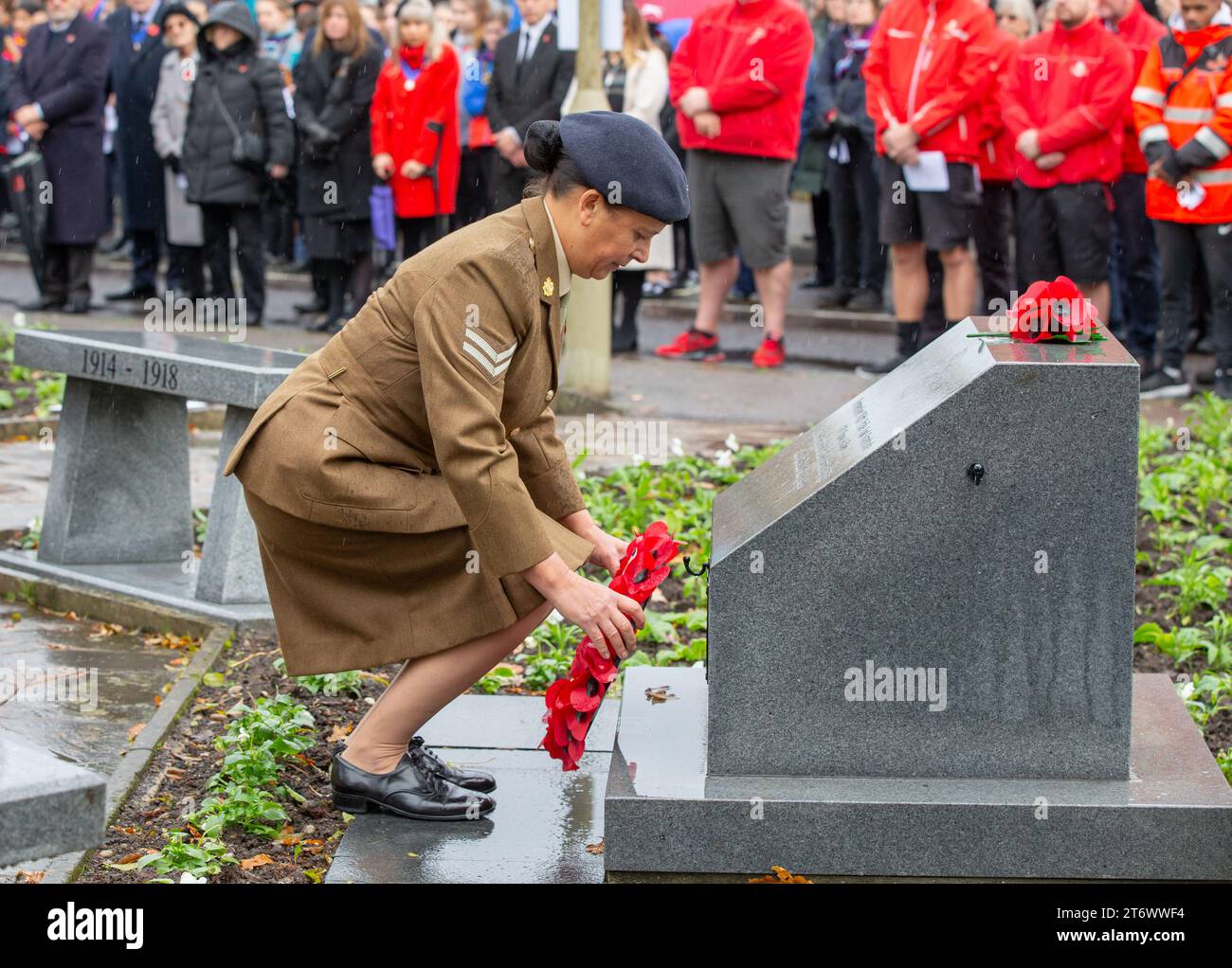 Brentwood, Essex, UK 12. November 2023 Brentwood's Annual Remembrance Day Parade and Service am Kriegsdenkmal an der Kreuzung mit Shenfield Road, wo die Kränze gelegt werden, und zwei Minuten Stille, um unsere Streitkräfte von Vergangenheit und Gegenwart zu unterstützen und an diejenigen zu erinnern, die ihr Leben im Dienst unseres Landes gegeben haben. Credit: Richard Lincoln/Alamy Live News Stockfoto