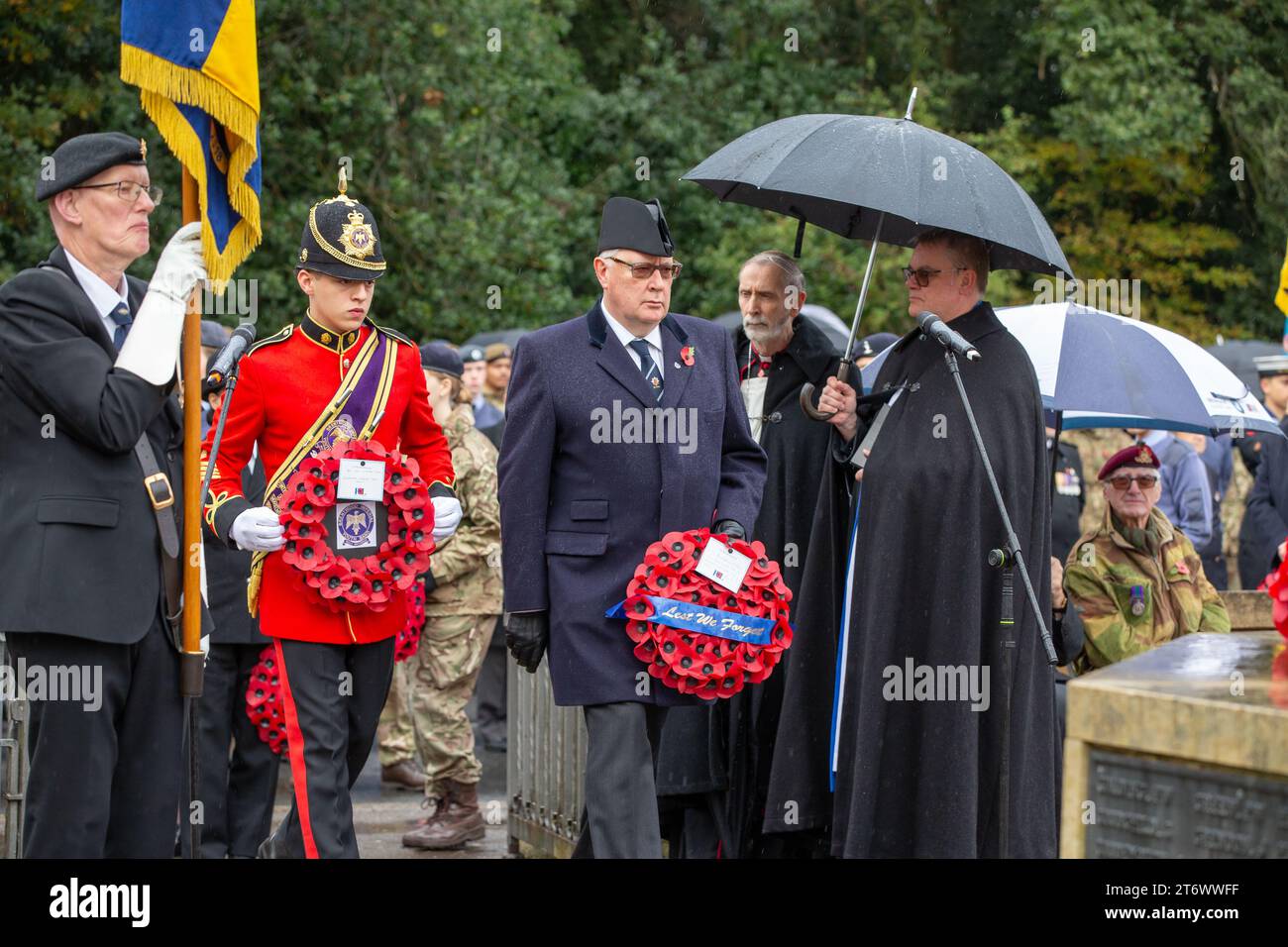 Brentwood, Essex, UK 12. November 2023 Brentwood's Annual Remembrance Day Parade and Service am Kriegsdenkmal an der Kreuzung mit Shenfield Road, wo die Kränze gelegt werden, und zwei Minuten Stille, um unsere Streitkräfte von Vergangenheit und Gegenwart zu unterstützen und an diejenigen zu erinnern, die ihr Leben im Dienst unseres Landes gegeben haben. Credit: Richard Lincoln/Alamy Live News Stockfoto
