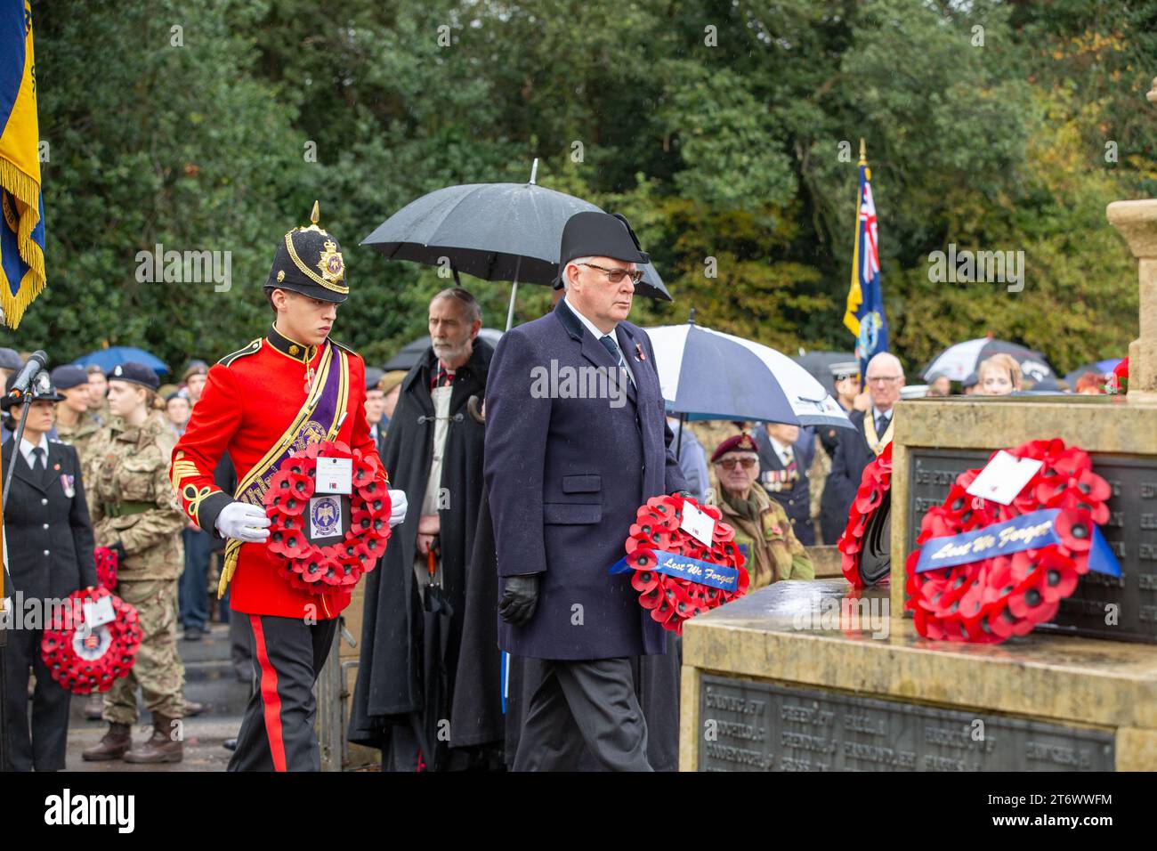 Brentwood, Essex, UK 12. November 2023 Brentwood's Annual Remembrance Day Parade and Service am Kriegsdenkmal an der Kreuzung mit Shenfield Road, wo die Kränze gelegt werden, und zwei Minuten Stille, um unsere Streitkräfte von Vergangenheit und Gegenwart zu unterstützen und an diejenigen zu erinnern, die ihr Leben im Dienst unseres Landes gegeben haben. Credit: Richard Lincoln/Alamy Live News Stockfoto