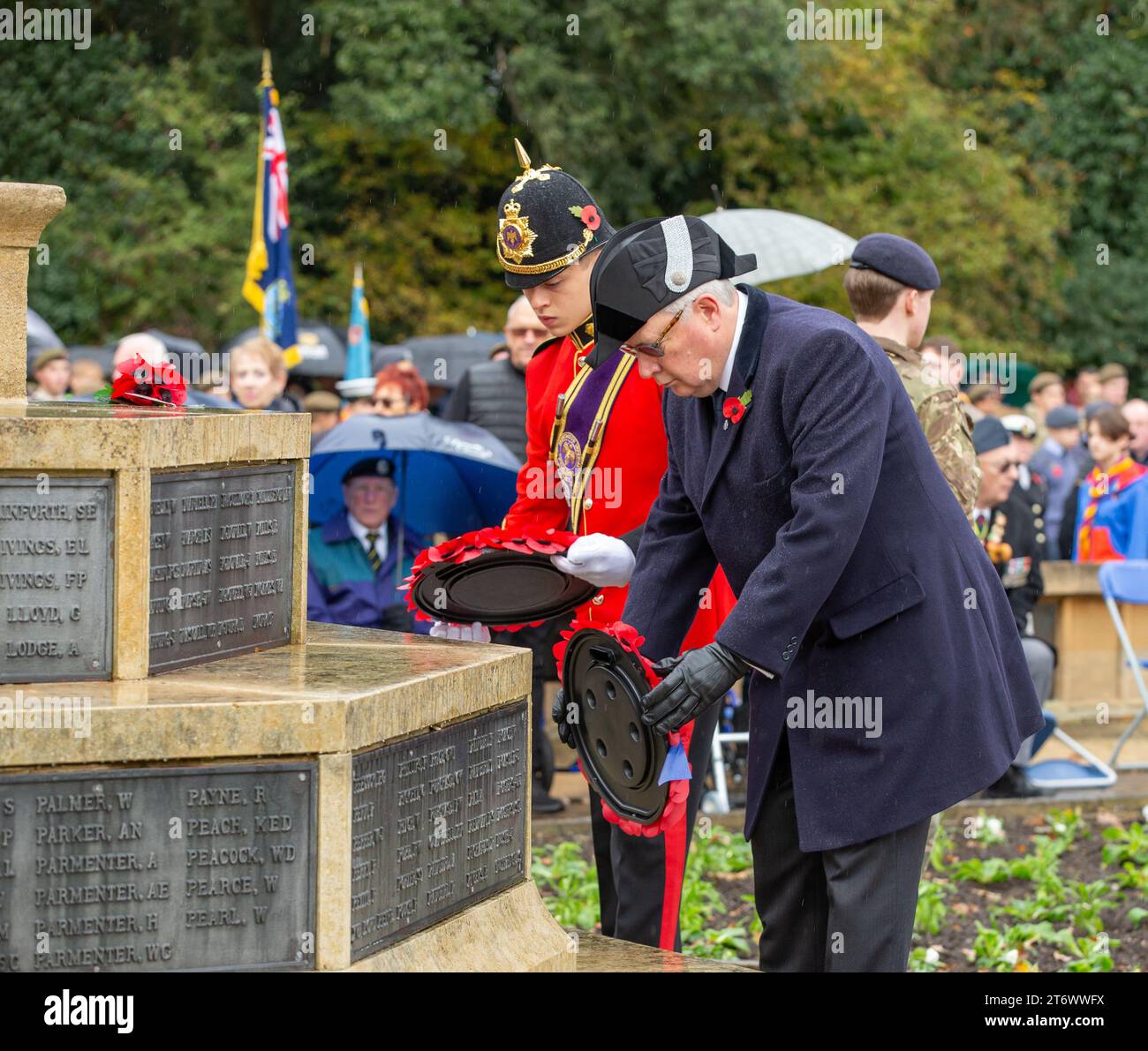 Brentwood, Essex, UK 12. November 2023 Brentwood's Annual Remembrance Day Parade and Service am Kriegsdenkmal an der Kreuzung mit Shenfield Road, wo die Kränze gelegt werden, und zwei Minuten Stille, um unsere Streitkräfte von Vergangenheit und Gegenwart zu unterstützen und an diejenigen zu erinnern, die ihr Leben im Dienst unseres Landes gegeben haben. Credit: Richard Lincoln/Alamy Live News Stockfoto