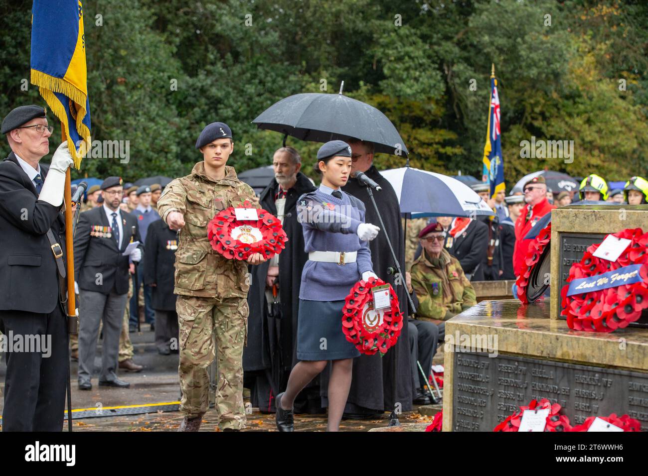 Brentwood, Essex, UK 12. November 2023 Brentwood's Annual Remembrance Day Parade and Service am Kriegsdenkmal an der Kreuzung mit Shenfield Road, wo die Kränze gelegt werden, und zwei Minuten Stille, um unsere Streitkräfte von Vergangenheit und Gegenwart zu unterstützen und an diejenigen zu erinnern, die ihr Leben im Dienst unseres Landes gegeben haben. Credit: Richard Lincoln/Alamy Live News Stockfoto