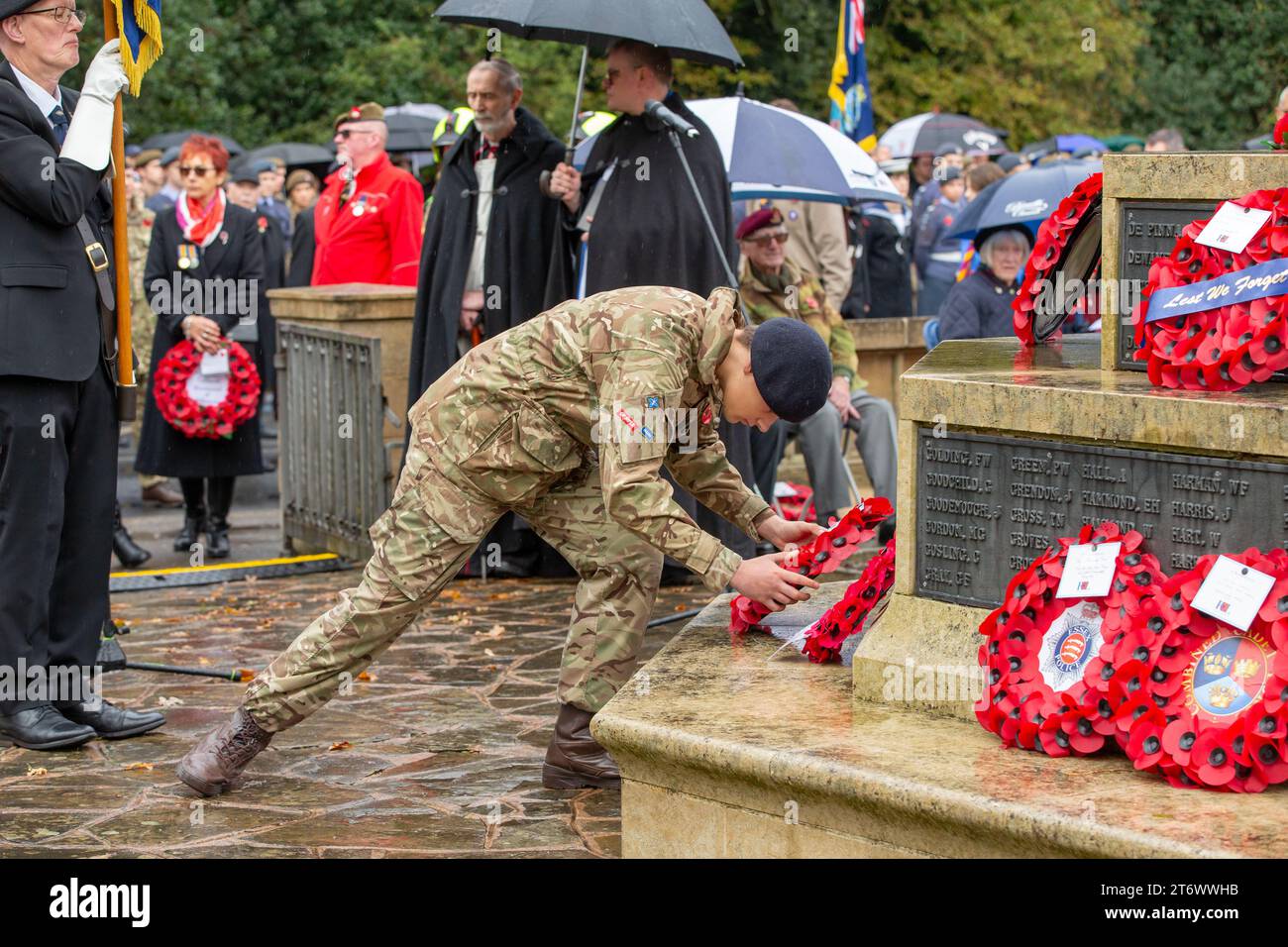 Brentwood, Essex, UK 12. November 2023 Brentwood's Annual Remembrance Day Parade and Service am Kriegsdenkmal an der Kreuzung mit Shenfield Road, wo die Kränze gelegt werden, und zwei Minuten Stille, um unsere Streitkräfte von Vergangenheit und Gegenwart zu unterstützen und an diejenigen zu erinnern, die ihr Leben im Dienst unseres Landes gegeben haben. Credit: Richard Lincoln/Alamy Live News Stockfoto