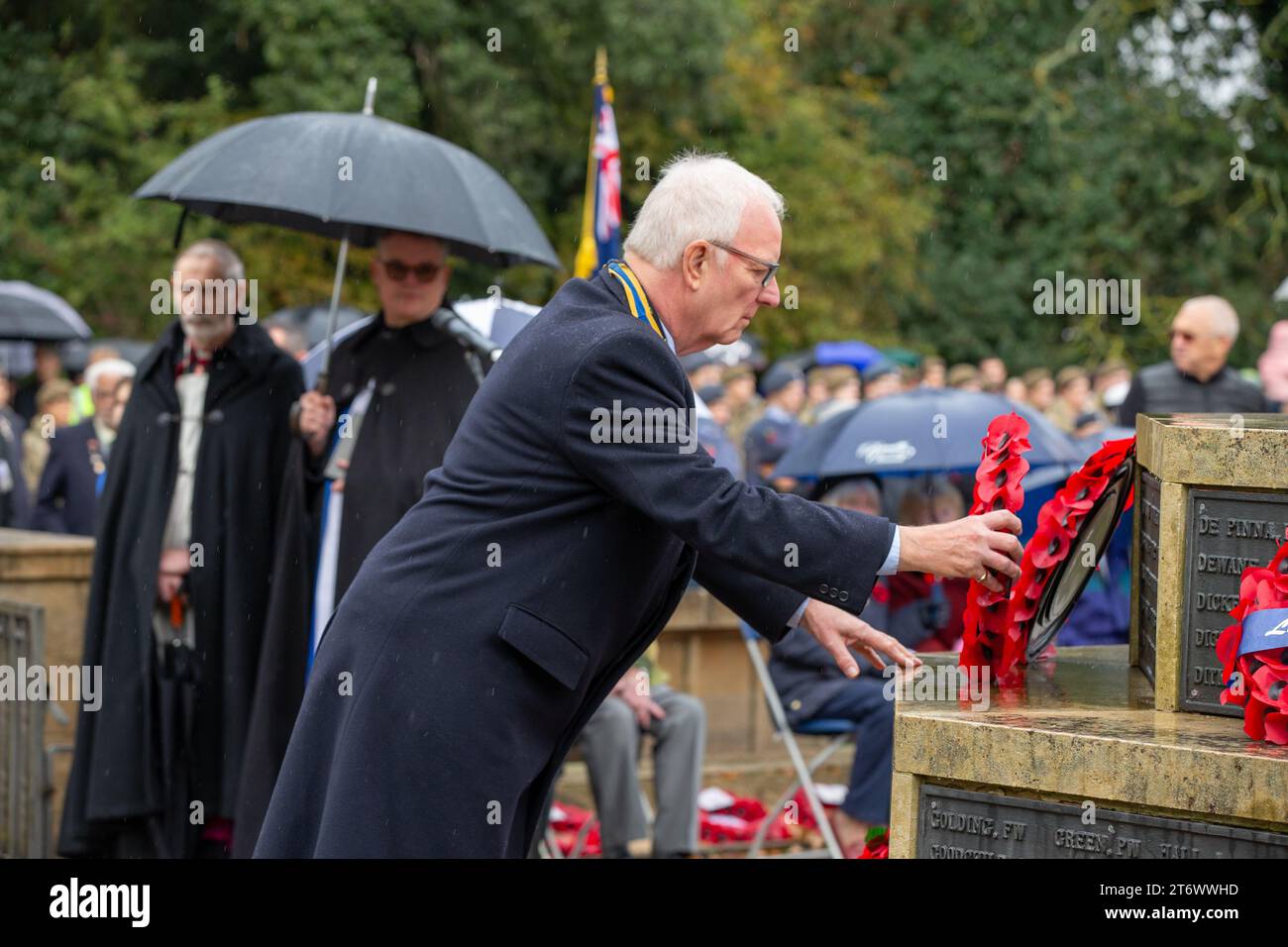 Brentwood, Essex, UK 12. November 2023 Brentwood's Annual Remembrance Day Parade and Service am Kriegsdenkmal an der Kreuzung mit Shenfield Road, wo die Kränze gelegt werden, und zwei Minuten Stille, um unsere Streitkräfte von Vergangenheit und Gegenwart zu unterstützen und an diejenigen zu erinnern, die ihr Leben im Dienst unseres Landes gegeben haben. Credit: Richard Lincoln/Alamy Live News Stockfoto