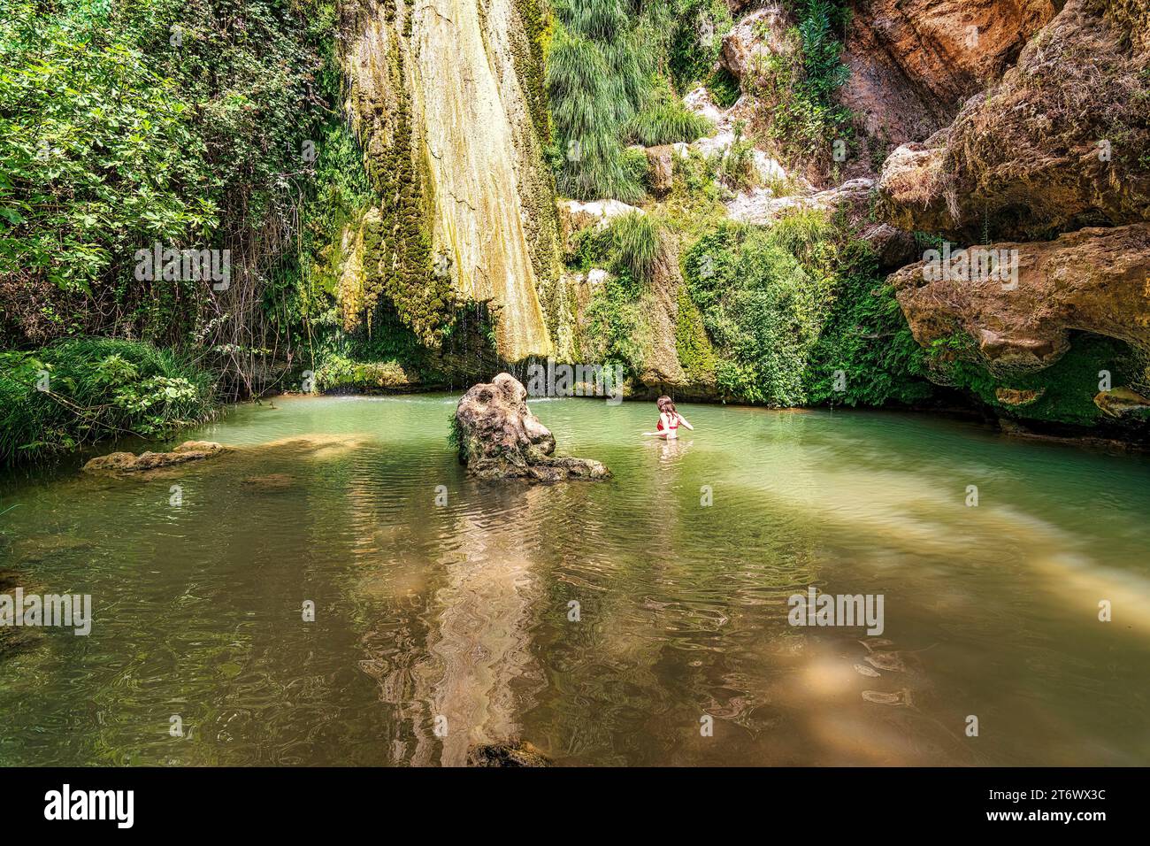 Wasserfall von Kalamaris, ein Naturschutzgebiet in Gialova, Präfektur Messinia, Peloponnes, Griechenland, Europa. Es ist ein kleines Feuchtgebiet mit vielen Amphibi Stockfoto