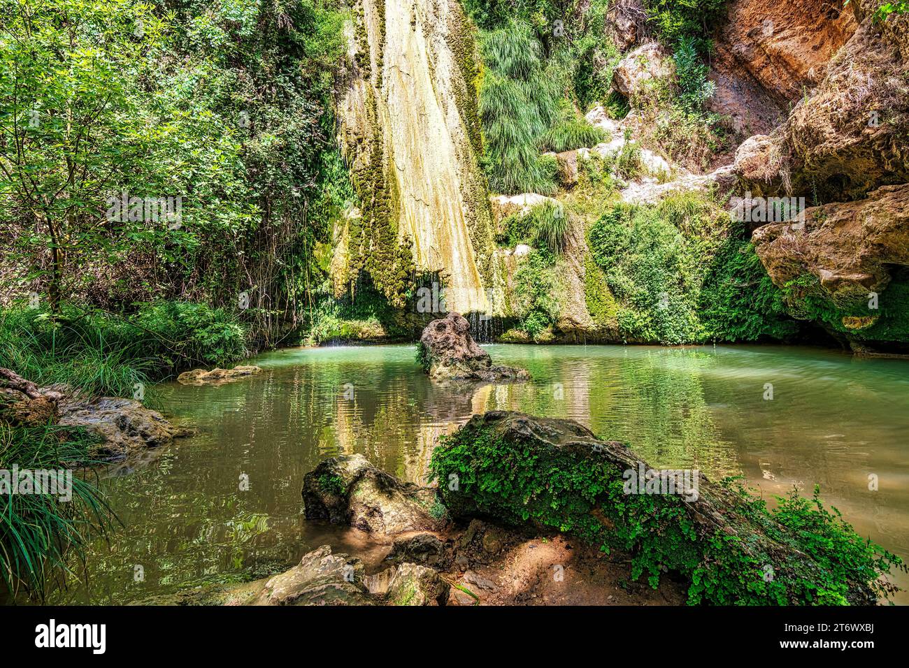 Wasserfall von Kalamaris, ein Naturschutzgebiet in Gialova, Präfektur Messinia, Peloponnes, Griechenland, Europa. Es ist ein kleines Feuchtgebiet mit vielen Amphibi Stockfoto