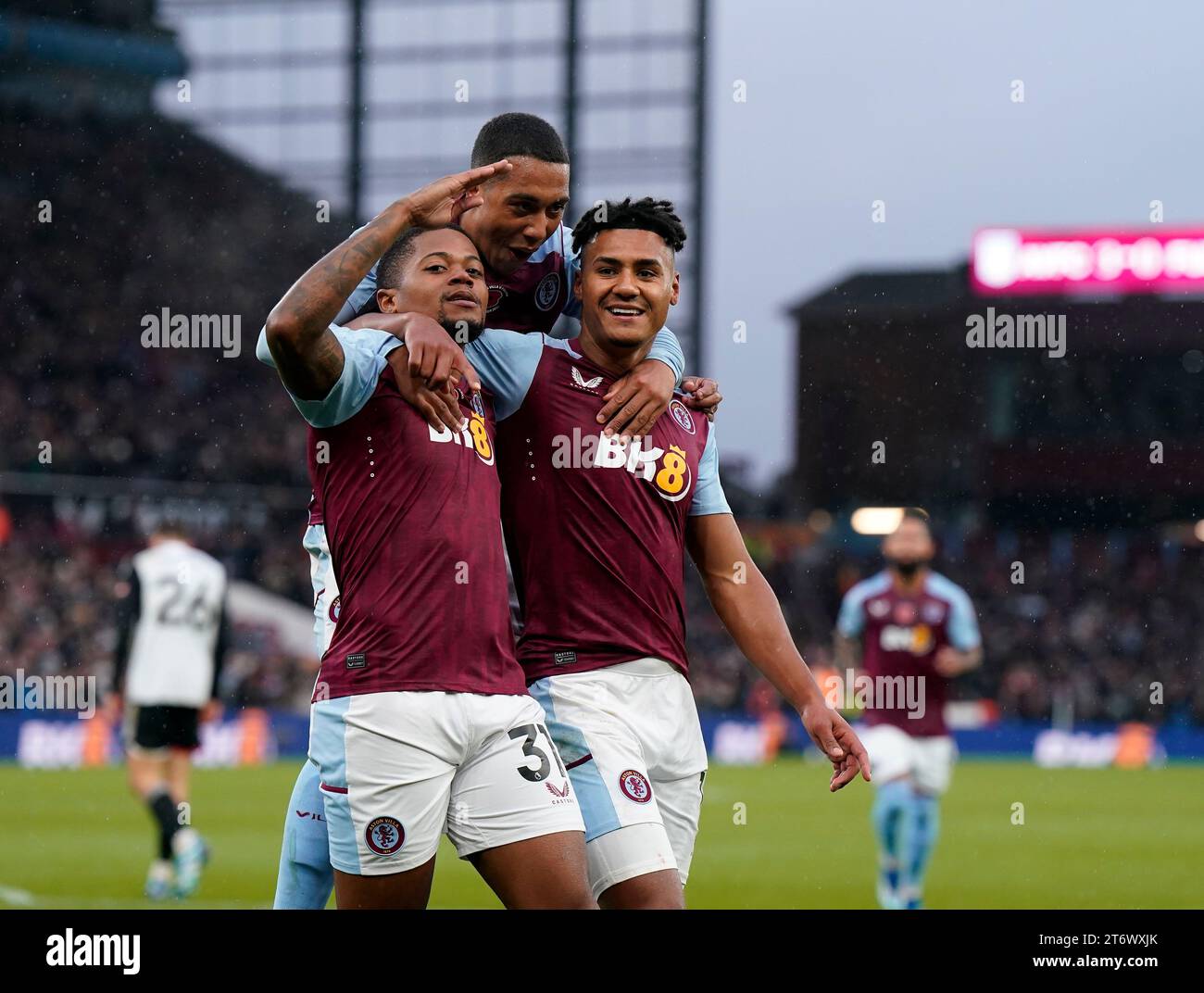 Birmingham, England, 12. November 2023. Ollie Watkins von Aston Villa feiert das dritte Tor seiner Mannschaft während des Premier League-Spiels im Villa Park, Birmingham. Der Bildnachweis sollte lauten: Andrew Yates / Sportimage Stockfoto