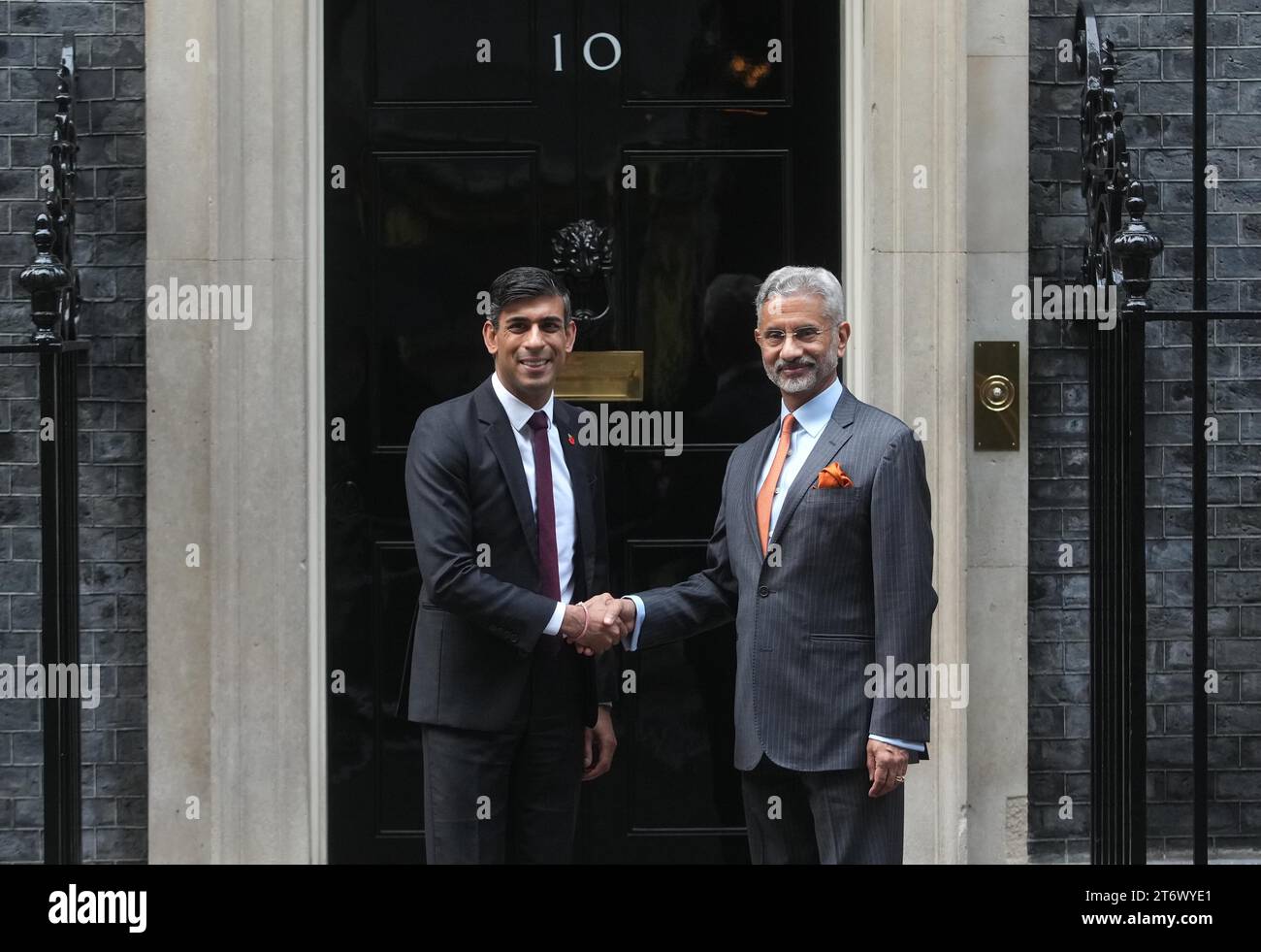 Premierminister Rishi Sunak begrüßt den indischen Außenminister Subrahmanyam Jaishankar vor der Downing Street 10 in London bei seinem Besuch im Vereinigten Königreich. Bilddatum: Sonntag, 12. November 2023. Stockfoto