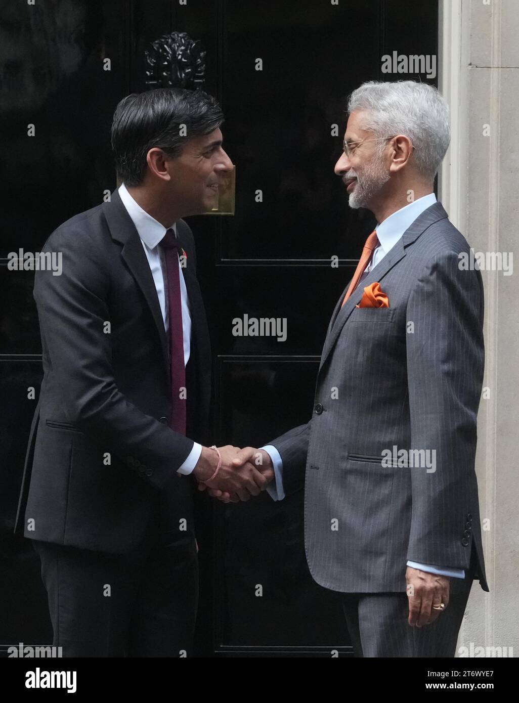 Premierminister Rishi Sunak begrüßt den indischen Außenminister Subrahmanyam Jaishankar vor der Downing Street 10 in London bei seinem Besuch im Vereinigten Königreich. Bilddatum: Sonntag, 12. November 2023. Stockfoto