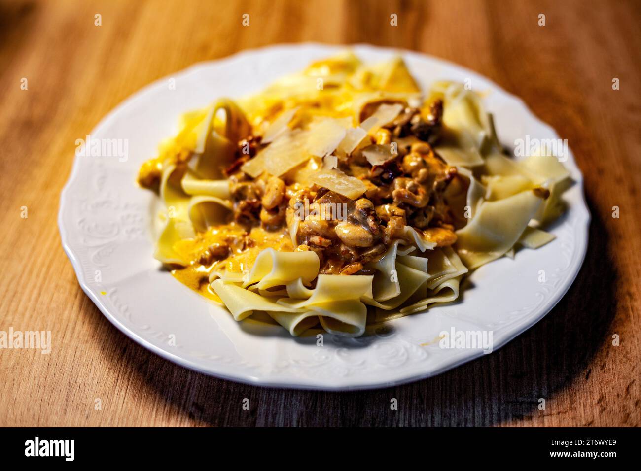 Italienische Pasta mit Garnelen, Creme und Parmesan in gelber Farbe auf ...
