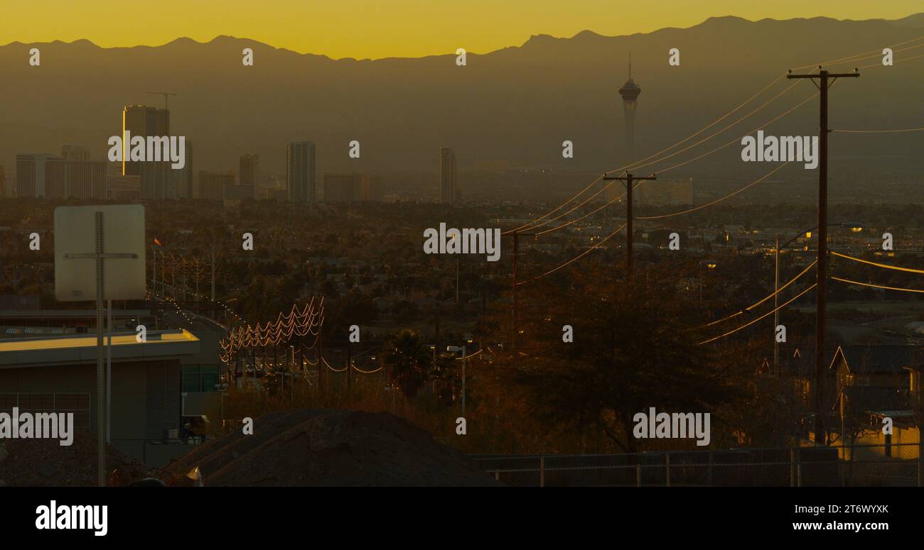 Unkonventioneller Blick auf die Skyline von Las Vegas, von der Ostseite aus gesehen und von der Abendsonne hinterleuchtet. Stockfoto