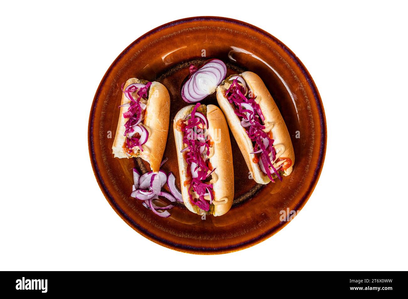 Street Food: Vegane Hotdogs mit Kohl und fleischloser Wurst. Isolierter, weißer Hintergrund. Draufsicht Stockfoto