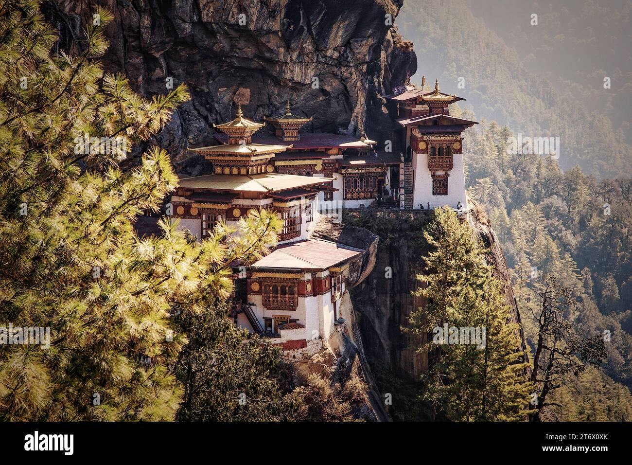 Das Taktsang Palphug Kloster oder das Tigers Nest in der Nähe von Paro, Bhutan, schmiegt sich an eine Bergklippe. Stockfoto