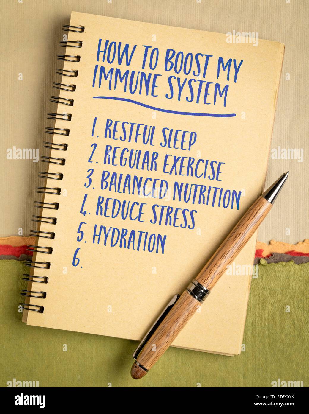 Wie man mein Immunsystem stärkt - eine nummerierte Liste in einem Spiralheft, gesunde Gewohnheiten und Lebensstil Konzept Stockfoto