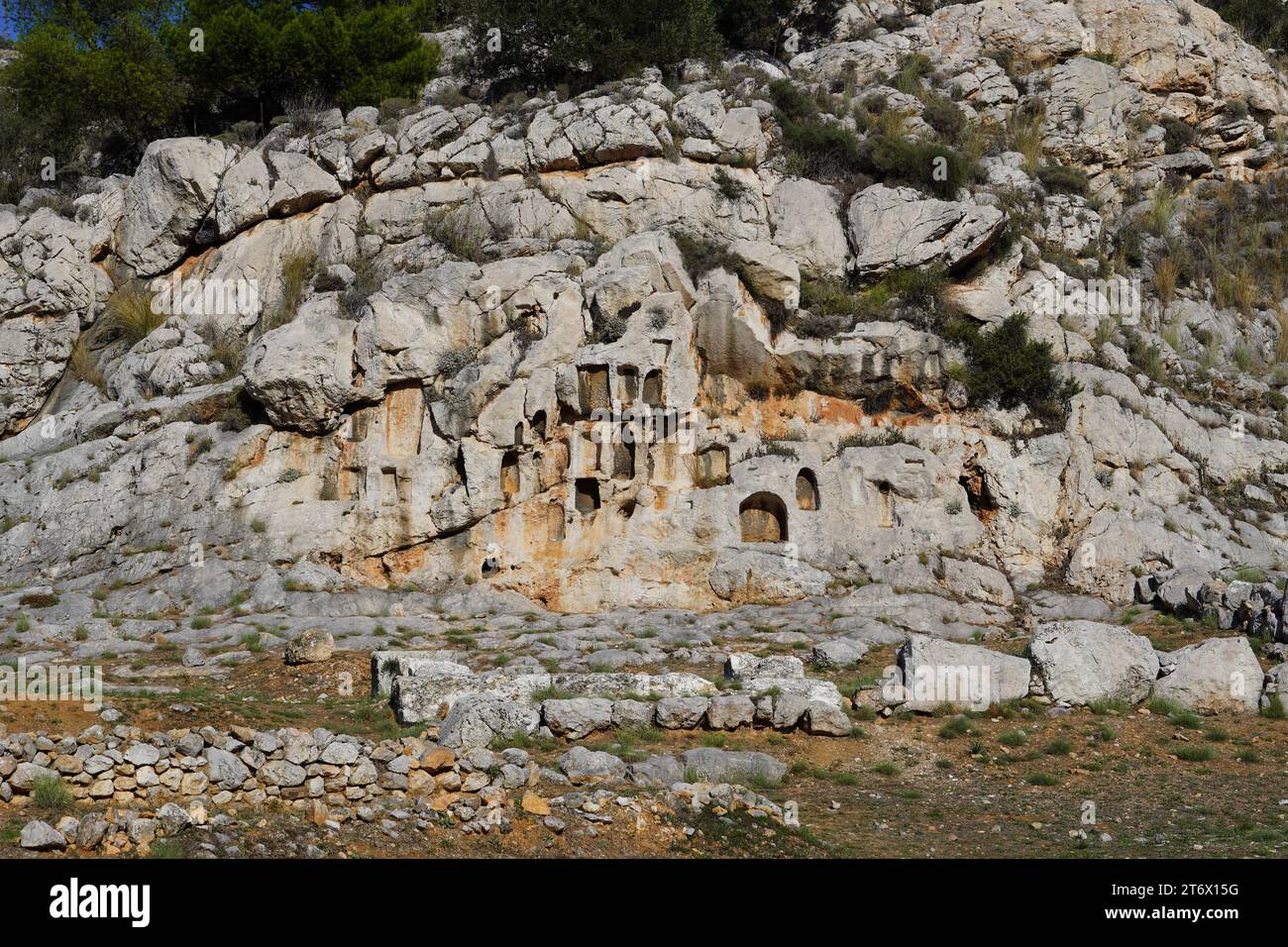 Ruinen des antiken Tempels der Aphrodite oder Venus in Attika, Griechenland. Die Löcher auf dem Felsen dienen der Göttin als Opfer für Liebe und Fruchtbarkeit Stockfoto
