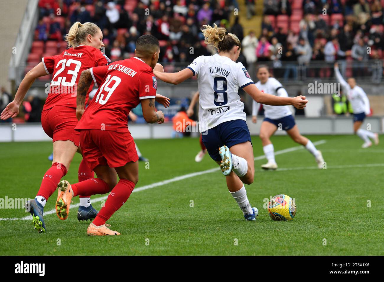 Onton, England am 12. November 2023. Grace Linton von Tottenham Hotspur Women bereitet sich auf das Ballkreuz beim FA Women's Super League Spiel zwischen den Spurs Women und Liverpool Women in der Brisbane Road, London, England am 12. November 2023 vor. Foto von Phil Hutchinson. Nur redaktionelle Verwendung, Lizenz für kommerzielle Nutzung erforderlich. Keine Verwendung bei Wetten, Spielen oder Publikationen eines einzelnen Clubs/einer Liga/eines Spielers. Quelle: UK Sports Pics Ltd/Alamy Live News Stockfoto