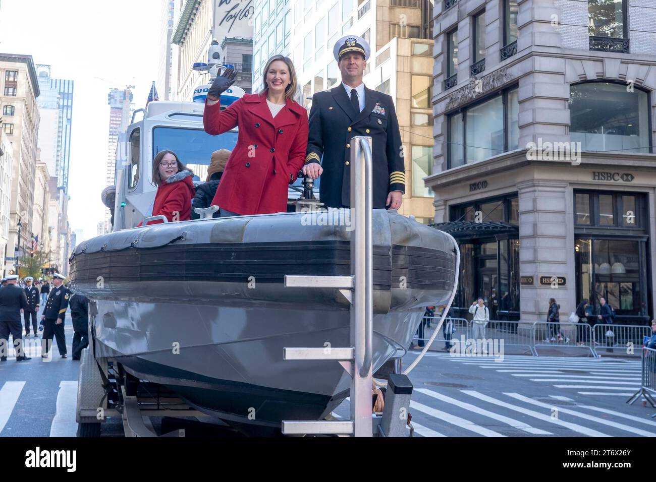 NEW YORK, NEW YORK – 11. NOVEMBER: Nikki Smith und Captain Kent Smith, USN nehmen an der jährlichen Veterans Day Parade am 11. November 2023 in New York Teil. Hunderte von Menschen säumten die 5th Avenue, um die größte Veterans Day Parade in den Vereinigten Staaten zu sehen. In diesem Jahr nahmen Veteranen, aktive Soldaten, Polizisten, Feuerwehrleute und Dutzende Schulgruppen an der Parade Teil, die die Männer und Frauen ehrt, die für das Land gedient und geopfert haben. Stockfoto