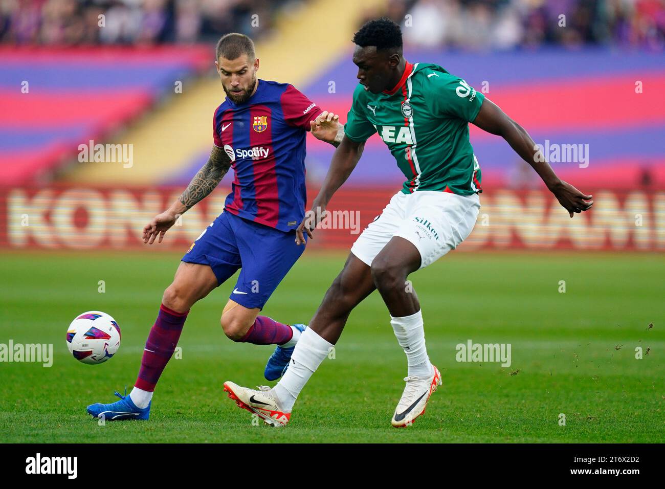 Inigo Martinez vom FC Barcelona und Samu Omorodion von Deportivo Alaves spielten am 12. November 2023 im Stadion Lluis Companys in Barcelona. (Foto: Sergio Ruiz / PRESSINPHOTO) Stockfoto