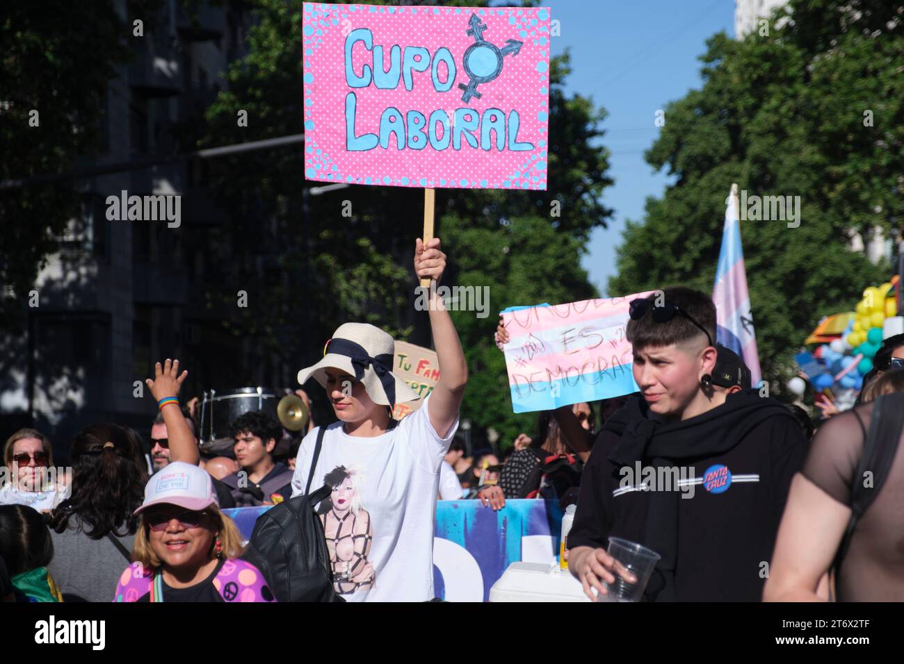 Buenos Aires, Argentinien; 4. November 2023: LGBT Pride Parade. Leute marschieren, Poster, die das Arbeitsquotengesetz für die Trans-Community fordern Stockfoto