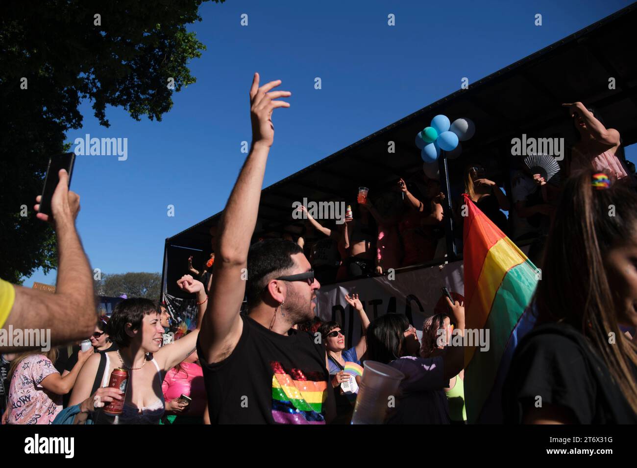 Buenos Aires, Argentinien; 4. November 2023: LGBT Pride Parade Menschen marschieren und genießen die Veranstaltung. Stockfoto