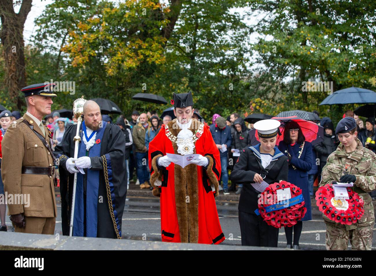 Brentwood, Essex, UK 12. November 2023 Brentwood's Annual Remembrance Day Parade and Service am Kriegsdenkmal an der Kreuzung mit Shenfield Road, wo die Kränze gelegt werden, und zwei Minuten Stille, um unsere Streitkräfte von Vergangenheit und Gegenwart zu unterstützen und an diejenigen zu erinnern, die ihr Leben im Dienst unseres Landes gegeben haben. Credit: Richard Lincoln/Alamy Live News Stockfoto