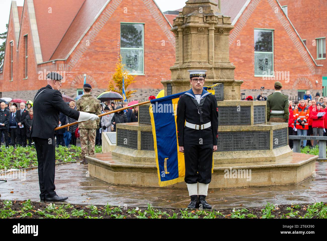 Brentwood, Essex, UK 12. November 2023 Brentwood's Annual Remembrance Day Parade and Service am Kriegsdenkmal an der Kreuzung mit Shenfield Road, wo die Kränze gelegt werden, und zwei Minuten Stille, um unsere Streitkräfte von Vergangenheit und Gegenwart zu unterstützen und an diejenigen zu erinnern, die ihr Leben im Dienst unseres Landes gegeben haben. Credit: Richard Lincoln/Alamy Live News Stockfoto