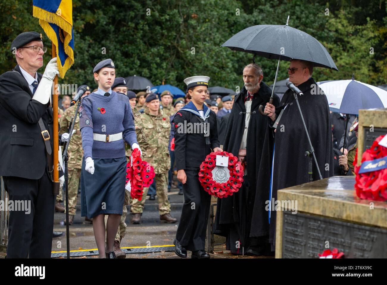 Brentwood, Essex, UK 12. November 2023 Brentwood's Annual Remembrance Day Parade and Service am Kriegsdenkmal an der Kreuzung mit Shenfield Road, wo die Kränze gelegt werden, und zwei Minuten Stille, um unsere Streitkräfte von Vergangenheit und Gegenwart zu unterstützen und an diejenigen zu erinnern, die ihr Leben im Dienst unseres Landes gegeben haben. Credit: Richard Lincoln/Alamy Live News Stockfoto