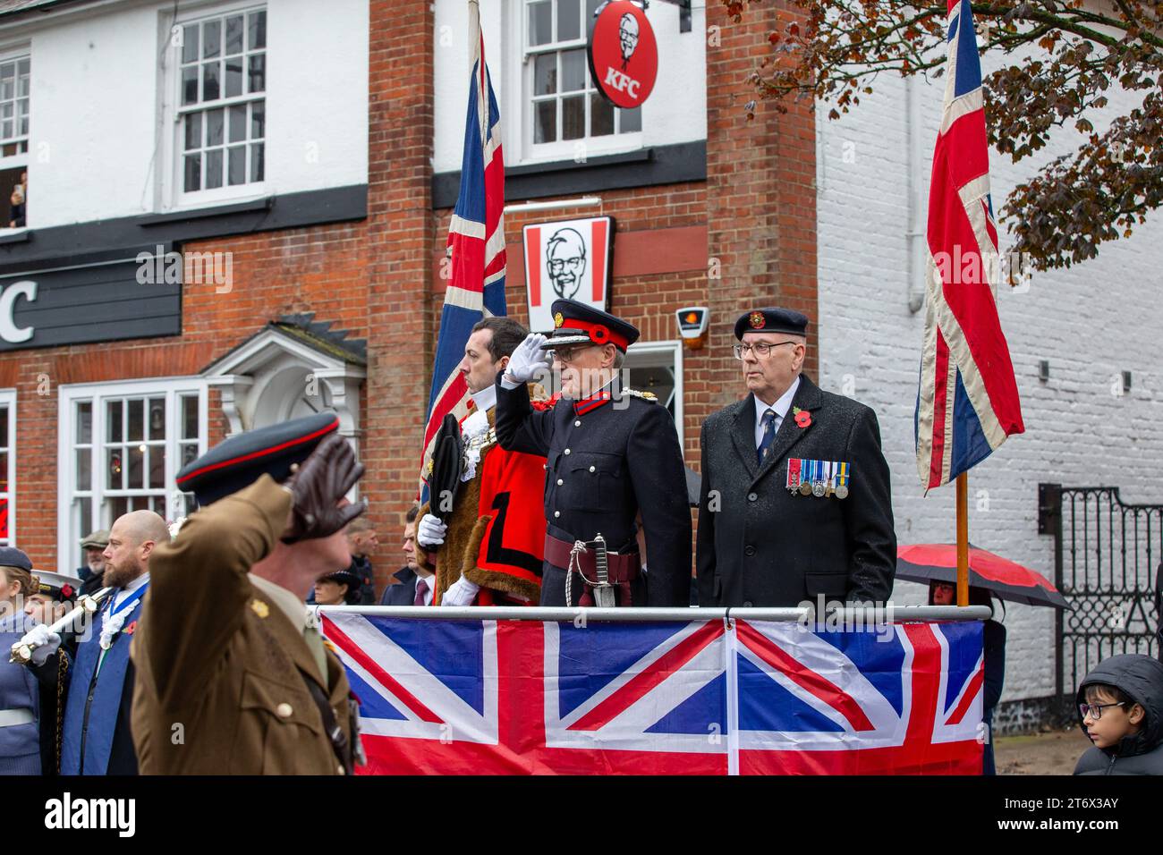 Brentwood, Essex, UK 12. November 2023 Brentwood's Annual Remembrance Day Parade and Service am Kriegsdenkmal an der Kreuzung mit Shenfield Road, wo die Kränze gelegt werden, und zwei Minuten Stille, um unsere Streitkräfte von Vergangenheit und Gegenwart zu unterstützen und an diejenigen zu erinnern, die ihr Leben im Dienst unseres Landes gegeben haben. Credit: Richard Lincoln/Alamy Live News Stockfoto