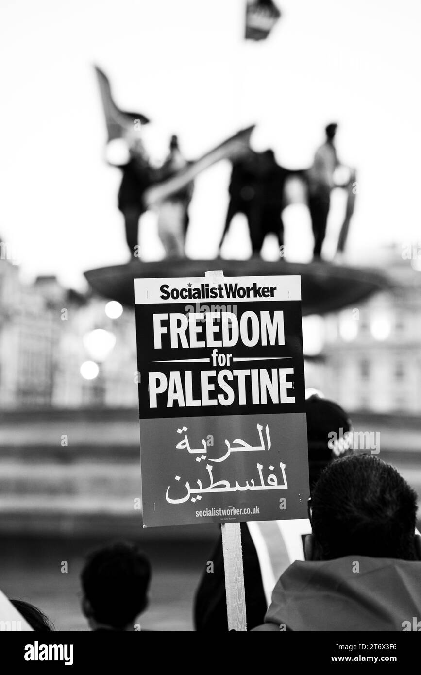 Palastiner lehnten den israelischen Bombenanschlag auf Gaza bei den palastinischen Protesten auf dem Trafalgar Square, London, England, Großbritannien, 2023 ab. Stockfoto