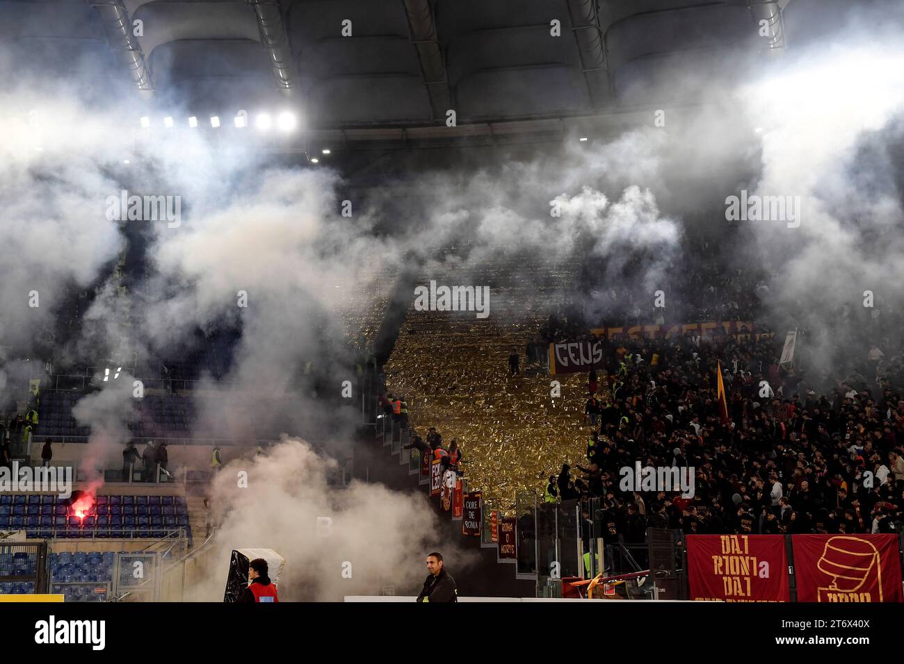 Zusammenstöße und Raketenfeuer zwischen Lazio und Roma-Fans vor dem Fußballspiel der Serie A zwischen SS Lazio und AS Roma im Olimpico-Stadion in Rom (Italien) am 12. November 2023. Stockfoto