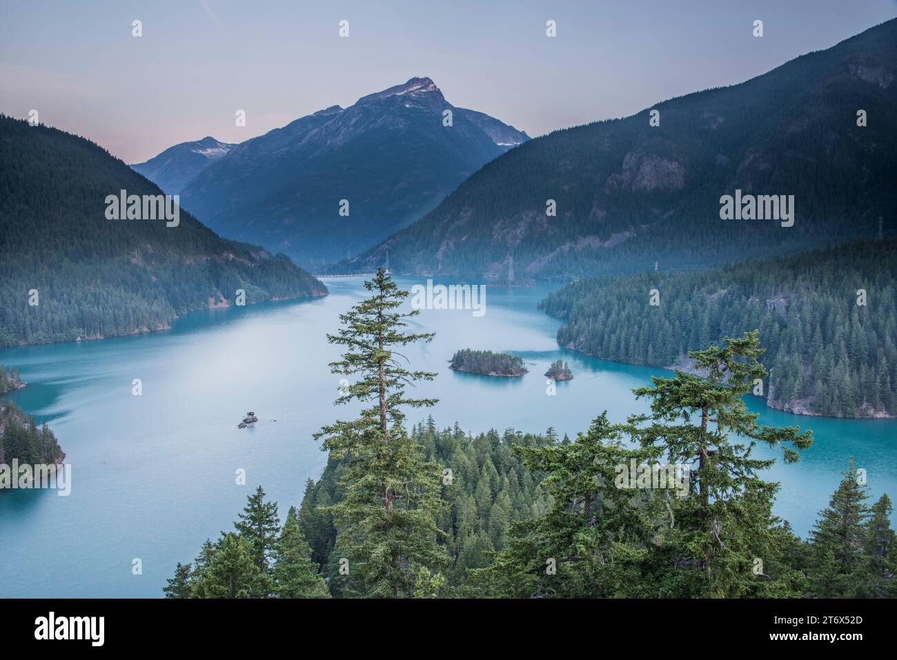 Vom ross Lake Overlook, Washington, usa, aus hat man am frühen Morgen einen schönen Blick auf das nationale Naherholungsgebiet Ross Lake. Stockfoto