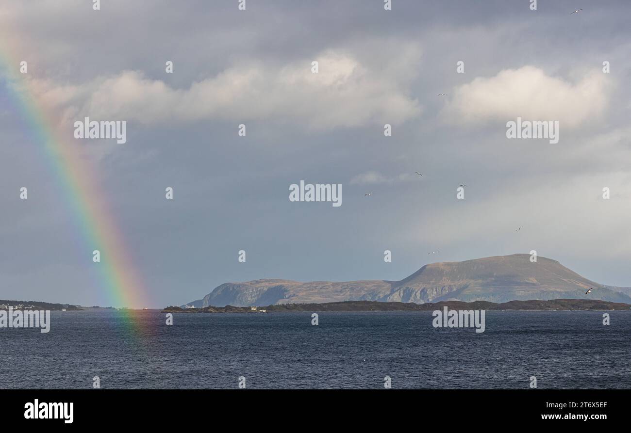 Norwegische Inseln Zwischen den norwegischen Inseln im norwegischen Meer hat sich ein Regenbogen gebildet. Alesund, Norwegen, 11.10.2023 *** Norwegische Inseln Ein Regenbogen hat sich zwischen den norwegischen Inseln in der norwegischen See gebildet Alesund, Norwegen, 11 10 2023 Stockfoto