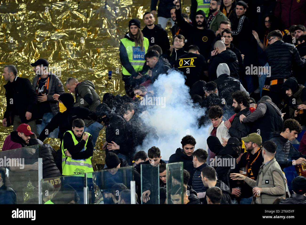 Zusammenstöße und Raketenfeuer zwischen Lazio und Roma-Fans vor dem Fußballspiel der Serie A zwischen SS Lazio und AS Roma im Olimpico-Stadion in Rom (Italien) am 12. November 2023. Stockfoto