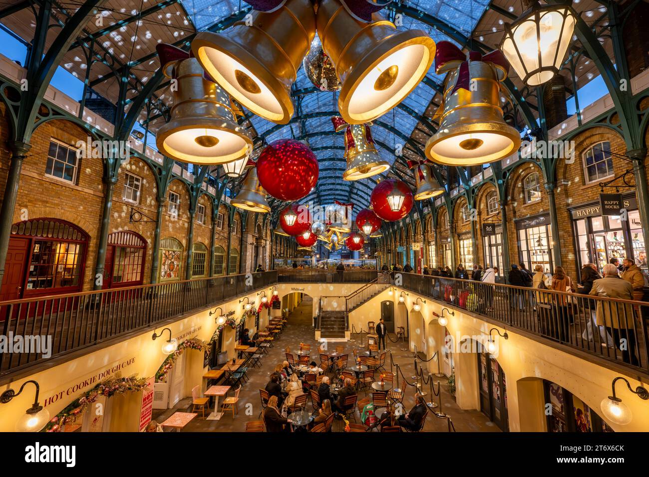 London, UK - 8. November 2023: Covent Garden Market mit Weihnachtsdekoration. Die Leute sind einkaufen und sitzen in einem Café. Stockfoto