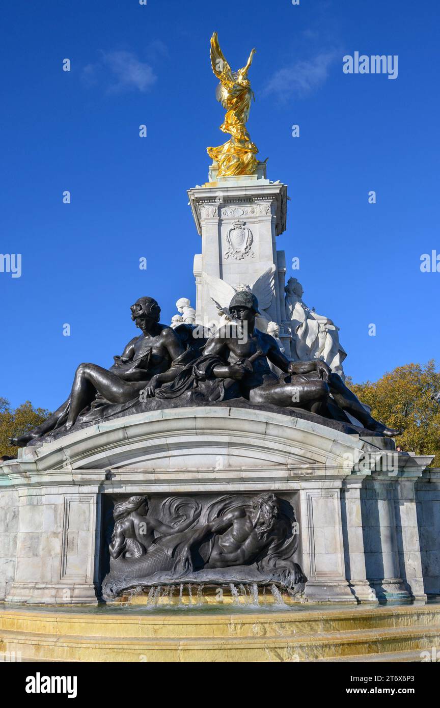 London, Großbritannien. Victoria Memorial (Thomas Brock: 1911) vor dem Buckingham Palace. Goldener „Winged Victory“ auf der Oberseite. Brunnen und Statuen, die Mi darstellen Stockfoto