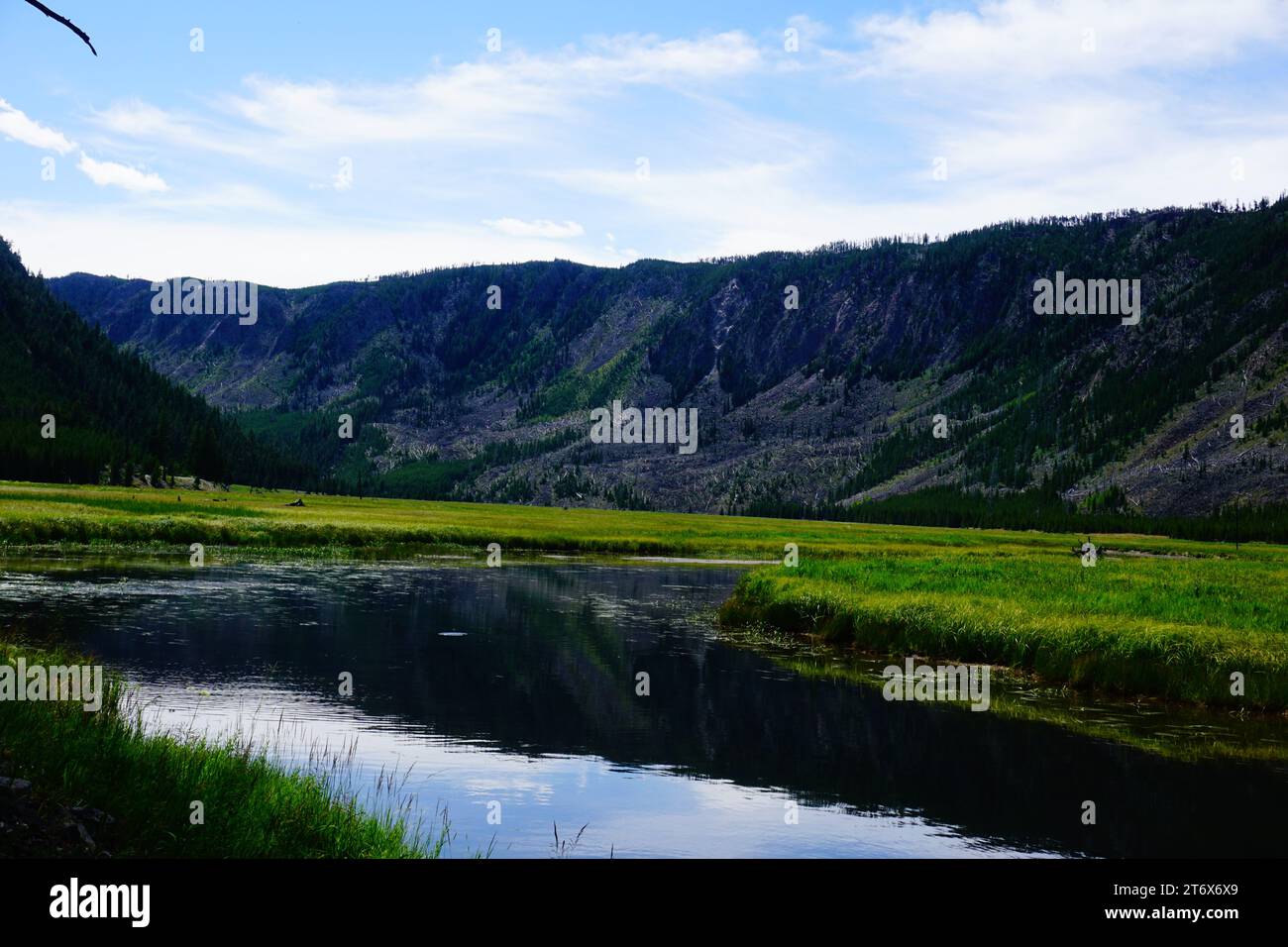 Fluss und die Berge Stockfoto