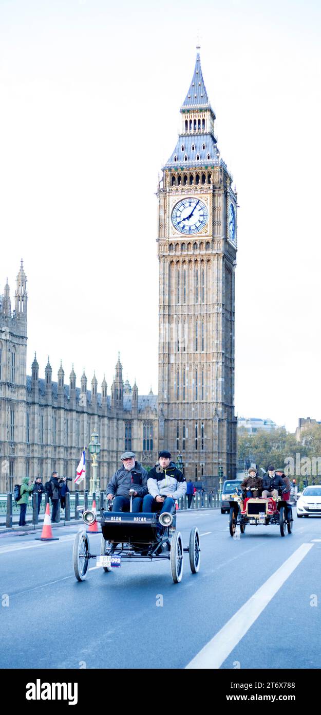 Teilnehmer 92 1902 Oldsmobile 214 1903 Autocar London Nach Brighton Veteran Car Run Westminster Bridge London Stockfoto