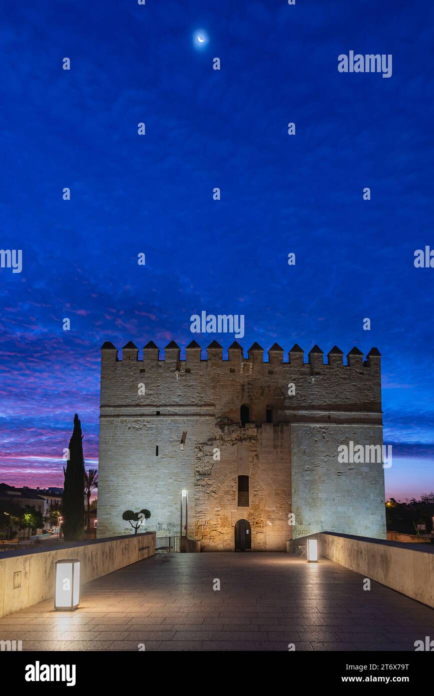 Torre de la Calahorra am südlichen Ende der römischen Brücke von Cordoba bei Sonnenaufgang und unter einem Halbmond, derzeit das lebende Museum von Al-andalus. Stockfoto