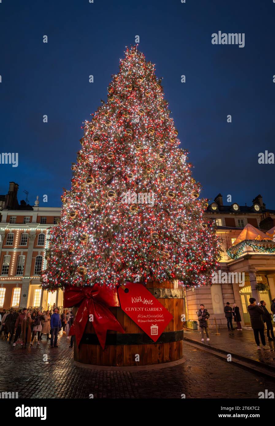 London, UK - 8. November 2023: Großer, geschmückter Weihnachtsbaum vor dem Covent Garden Market. Hochformat. Stockfoto