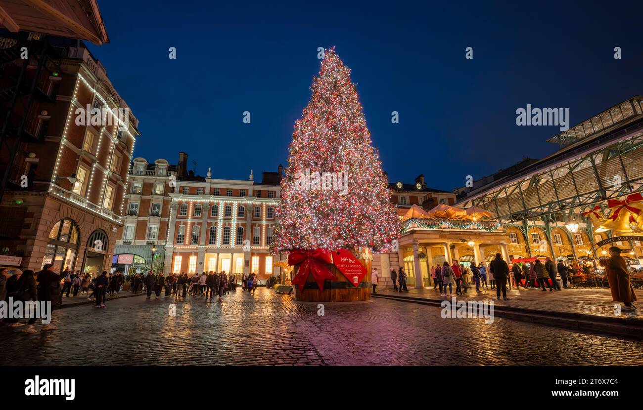 London, UK - 8. November 2023: Großer, geschmückter Weihnachtsbaum vor dem Covent Garden Market. Stockfoto