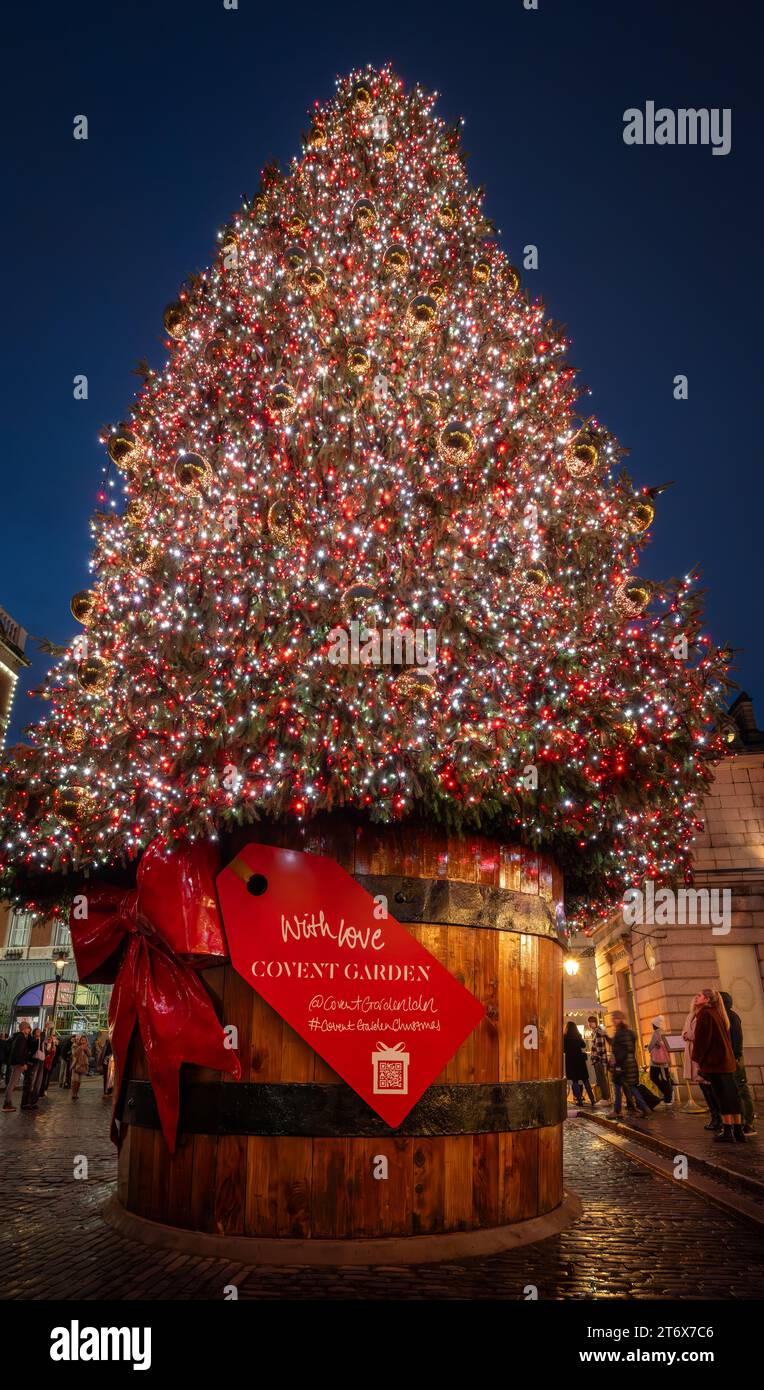 London, UK - 8. November 2023: Großer, geschmückter Weihnachtsbaum vor dem Covent Garden Market. Nahansicht im Hochformat. Stockfoto