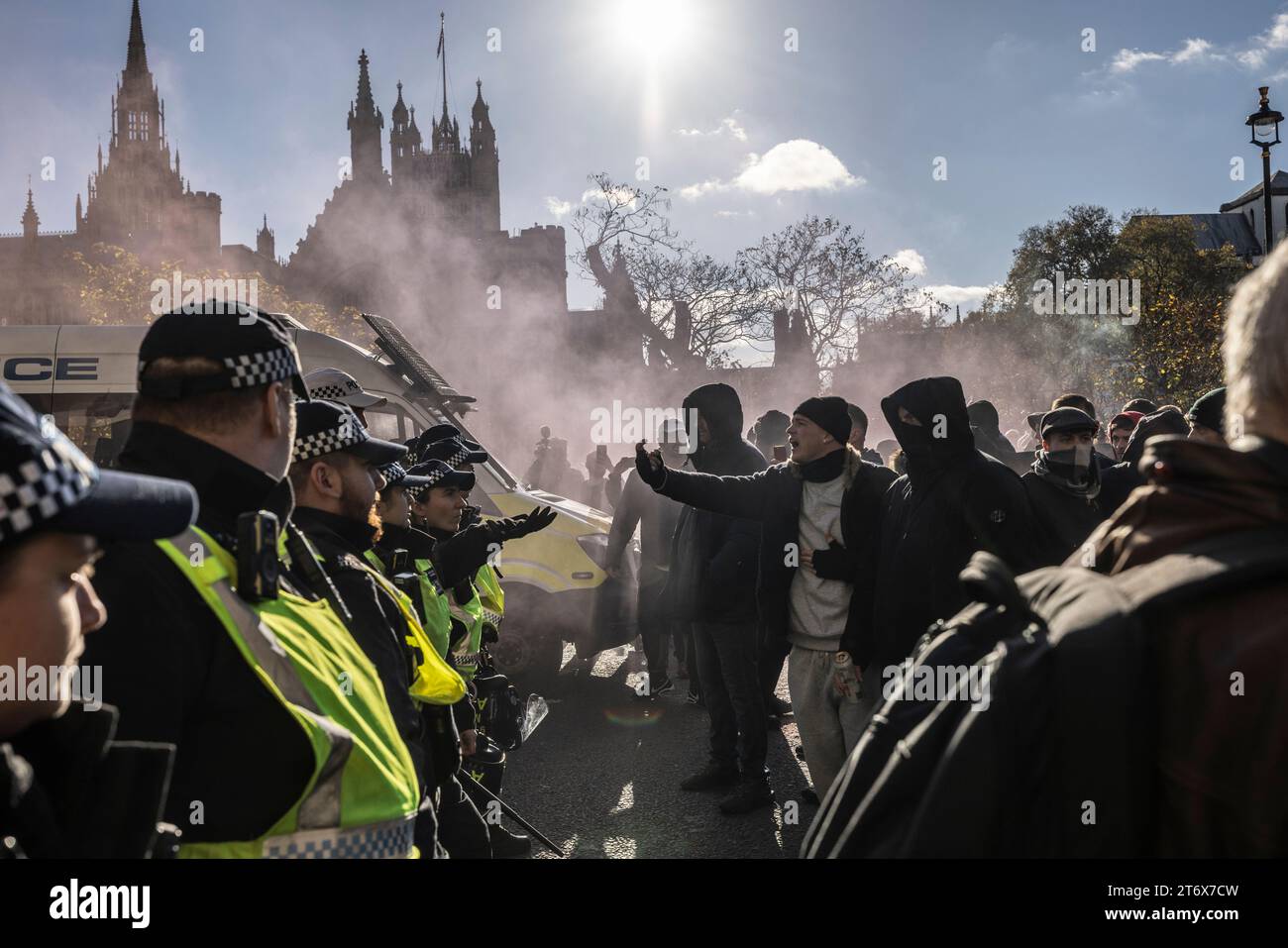 London, Großbritannien. 11. November 2023. Rechtsverbrecher kämpfen mit Polizisten vor dem St. Stephen's Tavern Pub auf der Westminster Bridge während des Waffenstillstands. Während der pro-palästinensischen Demonstration nahmen Beamte 145 Verhaftungen und Gegenproteste rechter Gruppen wegen Straftaten wie Übergriffen, Waffenbesitz, strafrechtlicher Schäden, öffentlicher Ordnung, Anstiftung zu Rassenhass und Drogenbesitz vor. Westminster, London, England, Großbritannien 11. November 2023 Credit: Jeff Gilbert/Alamy Live News Stockfoto