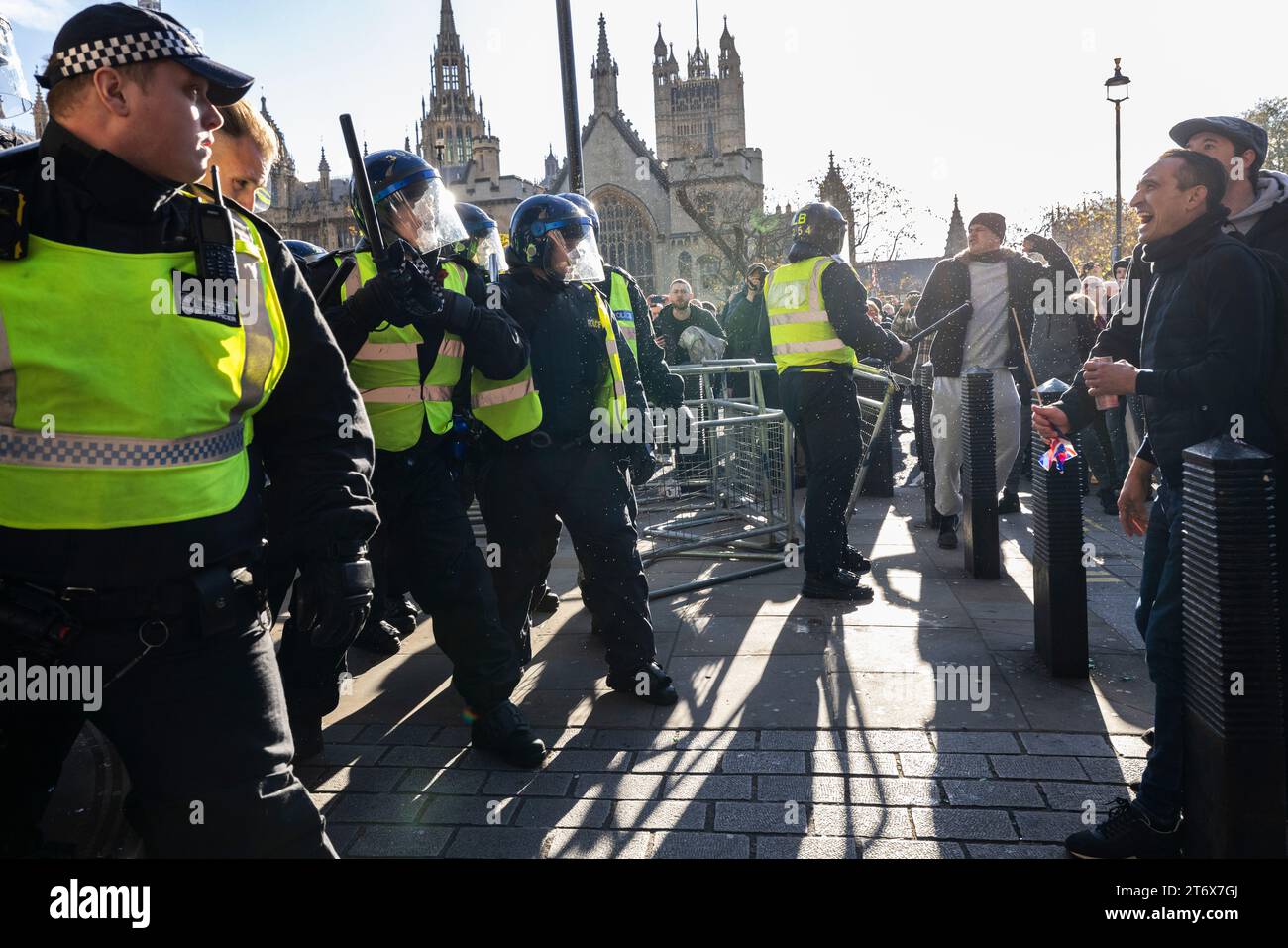 London, Großbritannien. 11. November 2023. Rechtsverbrecher kämpfen mit Polizisten vor dem St. Stephen's Tavern Pub auf der Westminster Bridge während des Waffenstillstands. Während der pro-palästinensischen Demonstration nahmen Beamte 145 Verhaftungen und Gegenproteste rechter Gruppen wegen Straftaten wie Übergriffen, Waffenbesitz, strafrechtlicher Schäden, öffentlicher Ordnung, Anstiftung zu Rassenhass und Drogenbesitz vor. Westminster, London, England, Großbritannien 11. November 2023 Credit: Jeff Gilbert/Alamy Live News Stockfoto