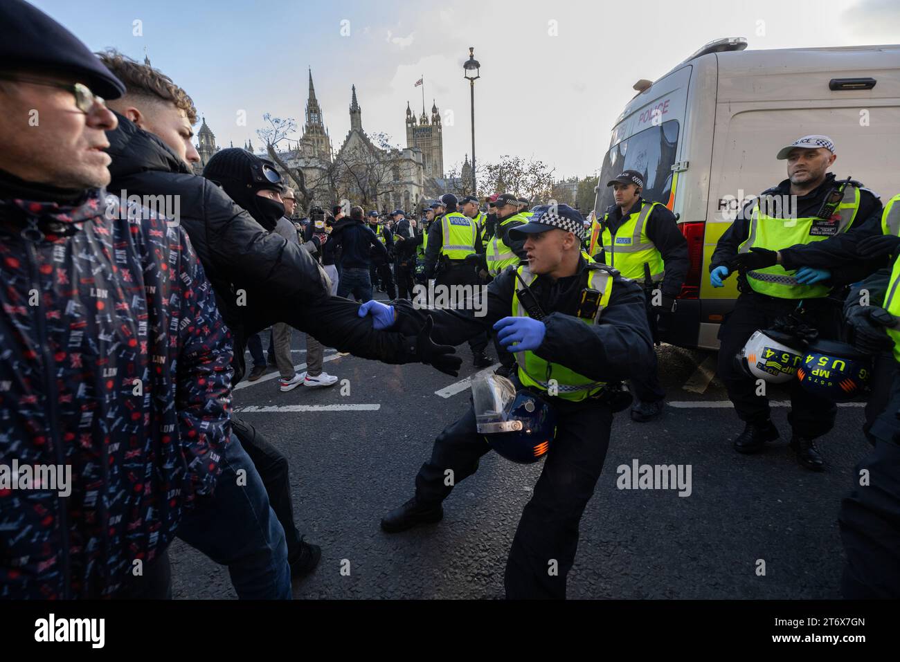 London, Großbritannien. 11. November 2023. Rechtsverbrecher kämpfen mit Polizisten vor dem St. Stephen's Tavern Pub auf der Westminster Bridge während des Waffenstillstands. Während der pro-palästinensischen Demonstration nahmen Beamte 145 Verhaftungen und Gegenproteste rechter Gruppen wegen Straftaten wie Übergriffen, Waffenbesitz, strafrechtlicher Schäden, öffentlicher Ordnung, Anstiftung zu Rassenhass und Drogenbesitz vor. Westminster, London, England, Großbritannien 11. November 2023 Credit: Jeff Gilbert/Alamy Live News Stockfoto