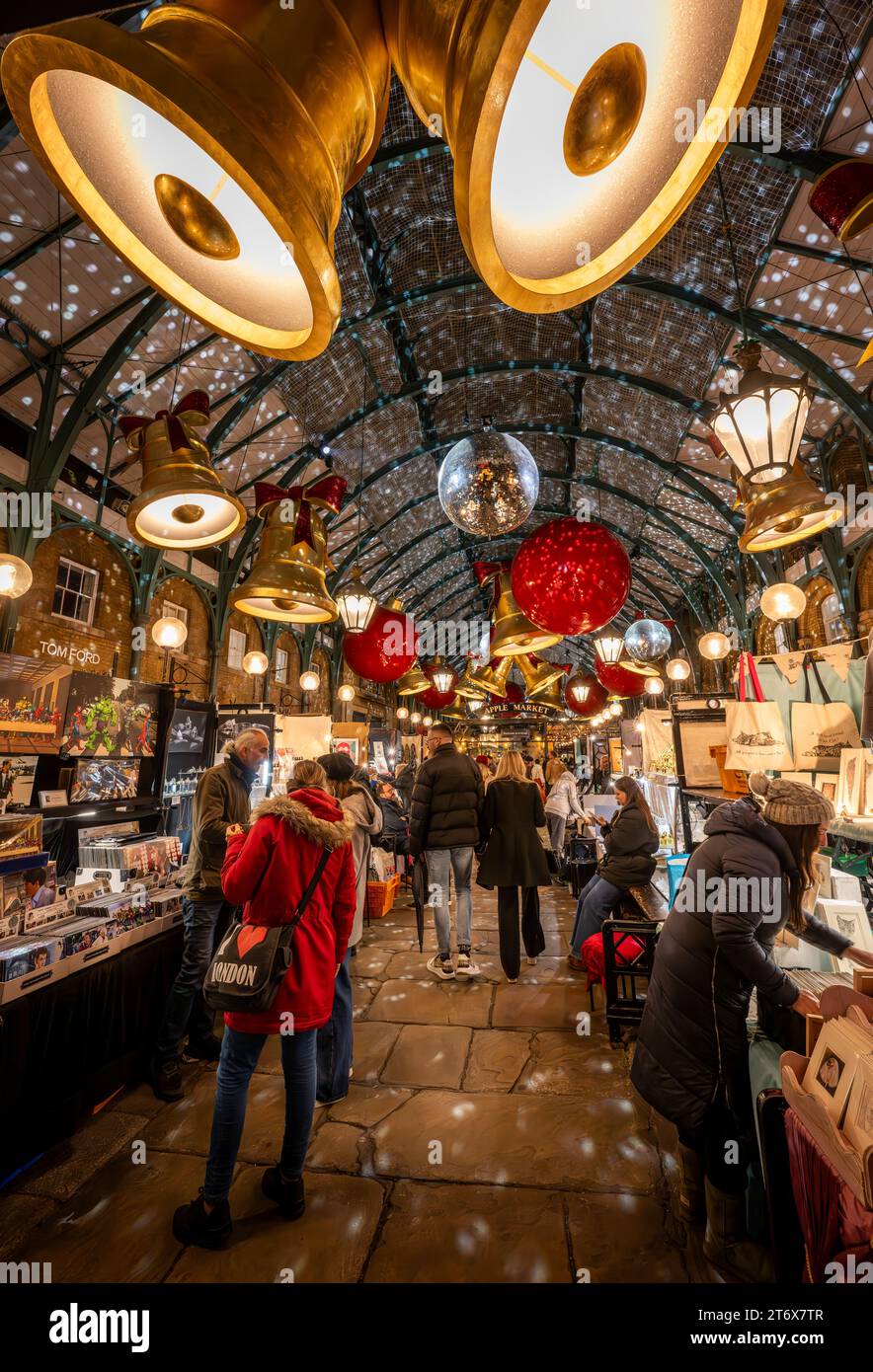 London, UK - 8. November 2023: Covent Garden Market mit Weihnachtsdekoration. Die Leute kaufen Weihnachten auf dem Apple Market ein. Stockfoto