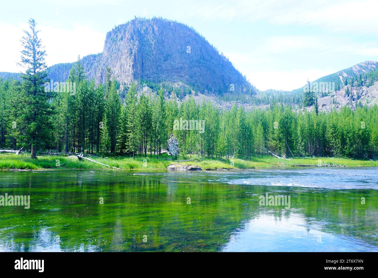 Fluss und die Berge Stockfoto