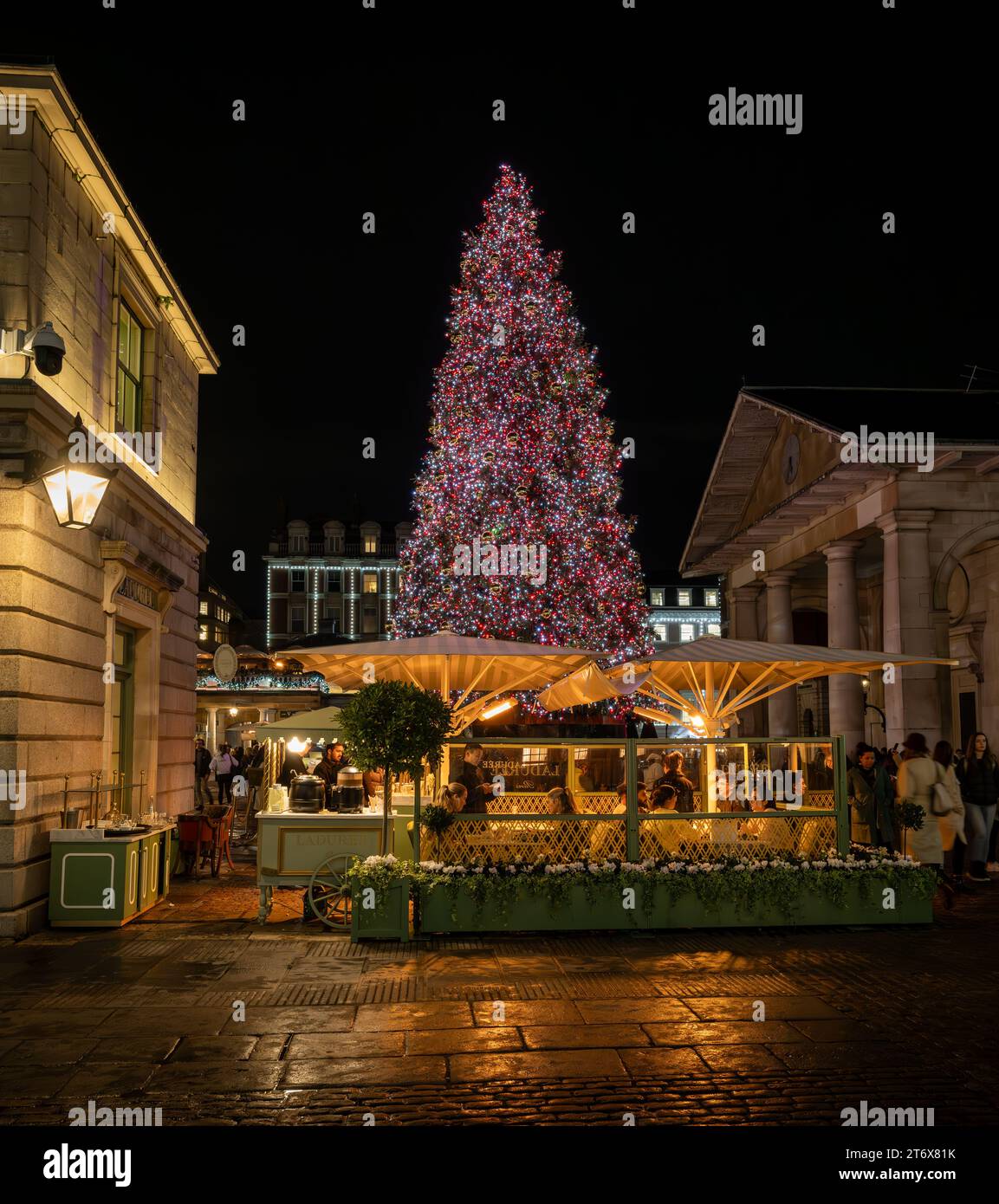 London, UK - 8. November 2023: Laduree Restaurant am Covent Garden Market mit einem großen, geschmückten Weihnachtsbaum dahinter. Stockfoto