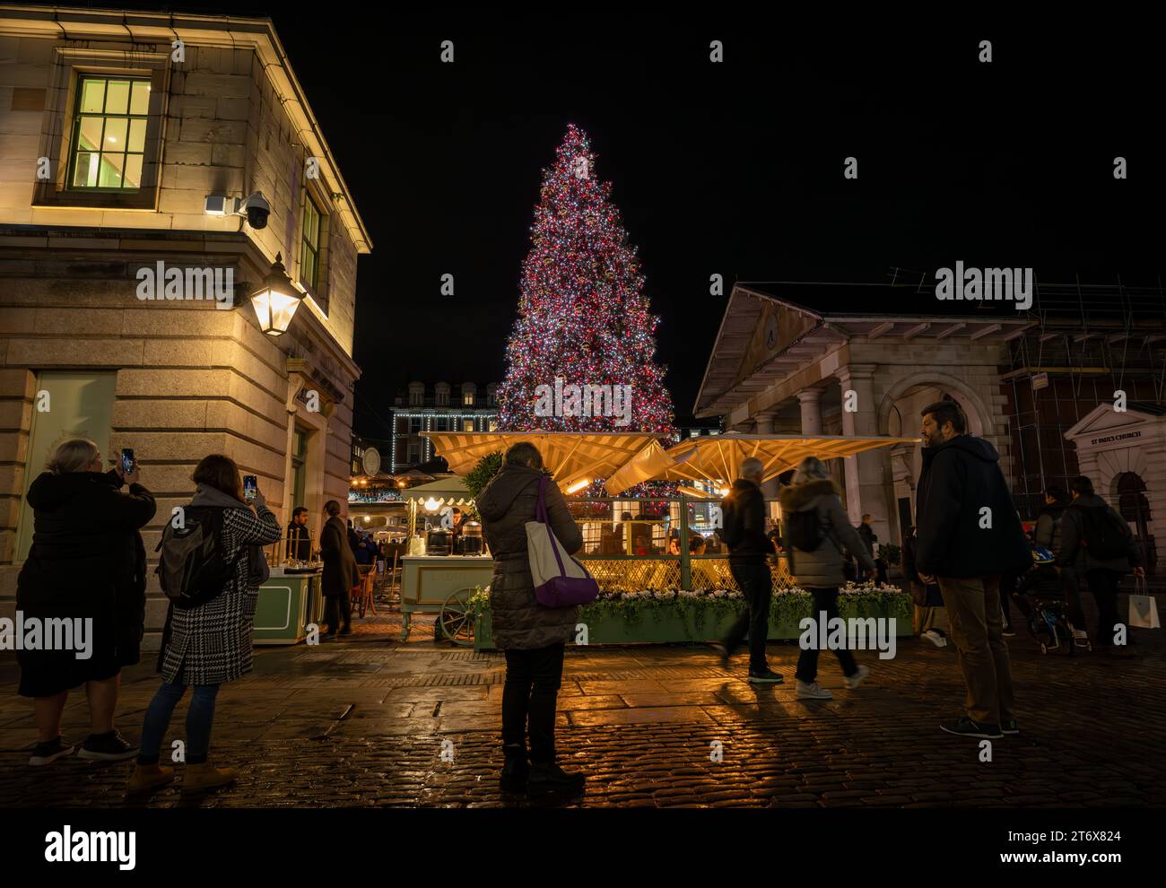 London, UK - 8. November 2023: Laduree Restaurant am Covent Garden Market mit einem großen, geschmückten Weihnachtsbaum und Menschen im Vordergrund. Stockfoto